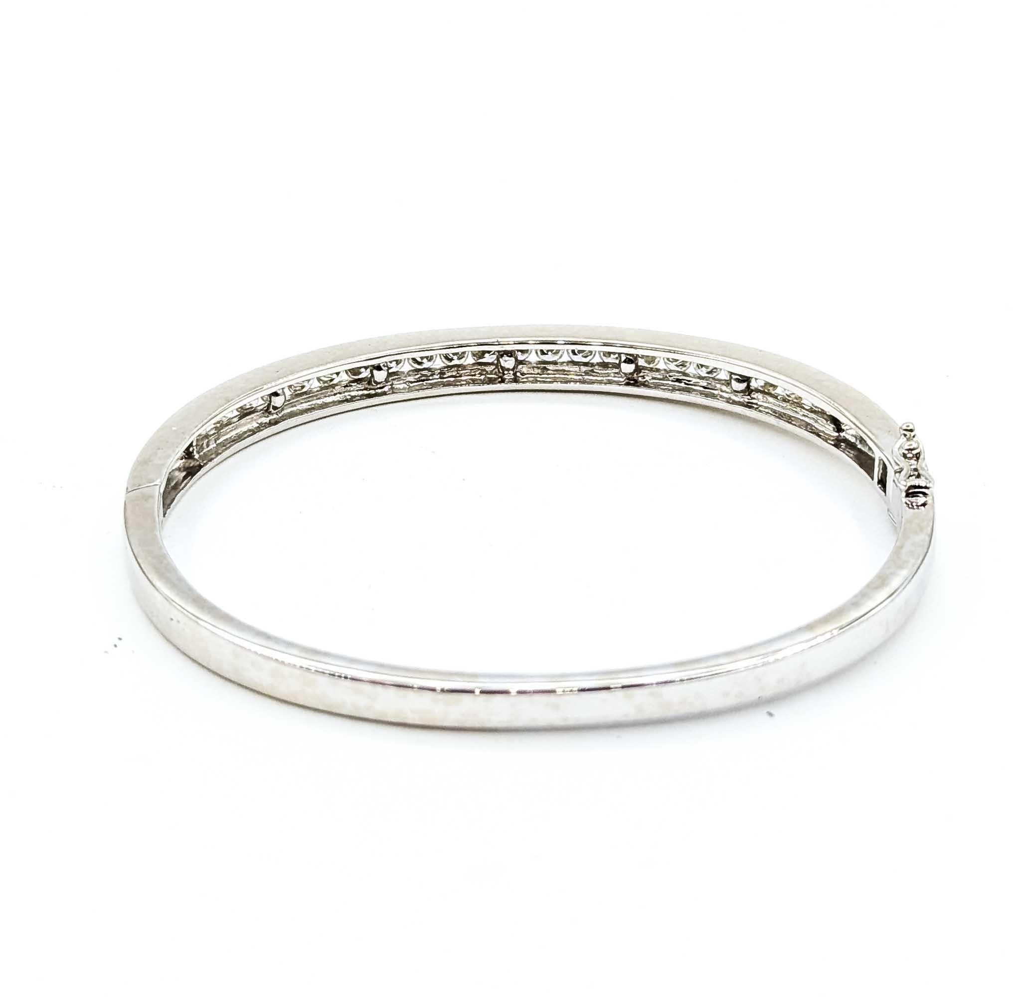 Sophisticated 14k White Gold Diamond Hinged Bangle In Excellent Condition For Sale In Bloomington, MN