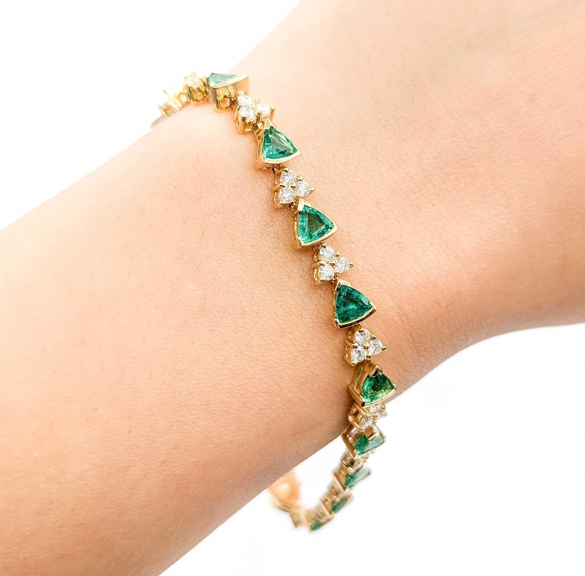 Sofisticada pulsera de esmeraldas y diamantes de oro amarillo de 14k Contemporáneo en venta