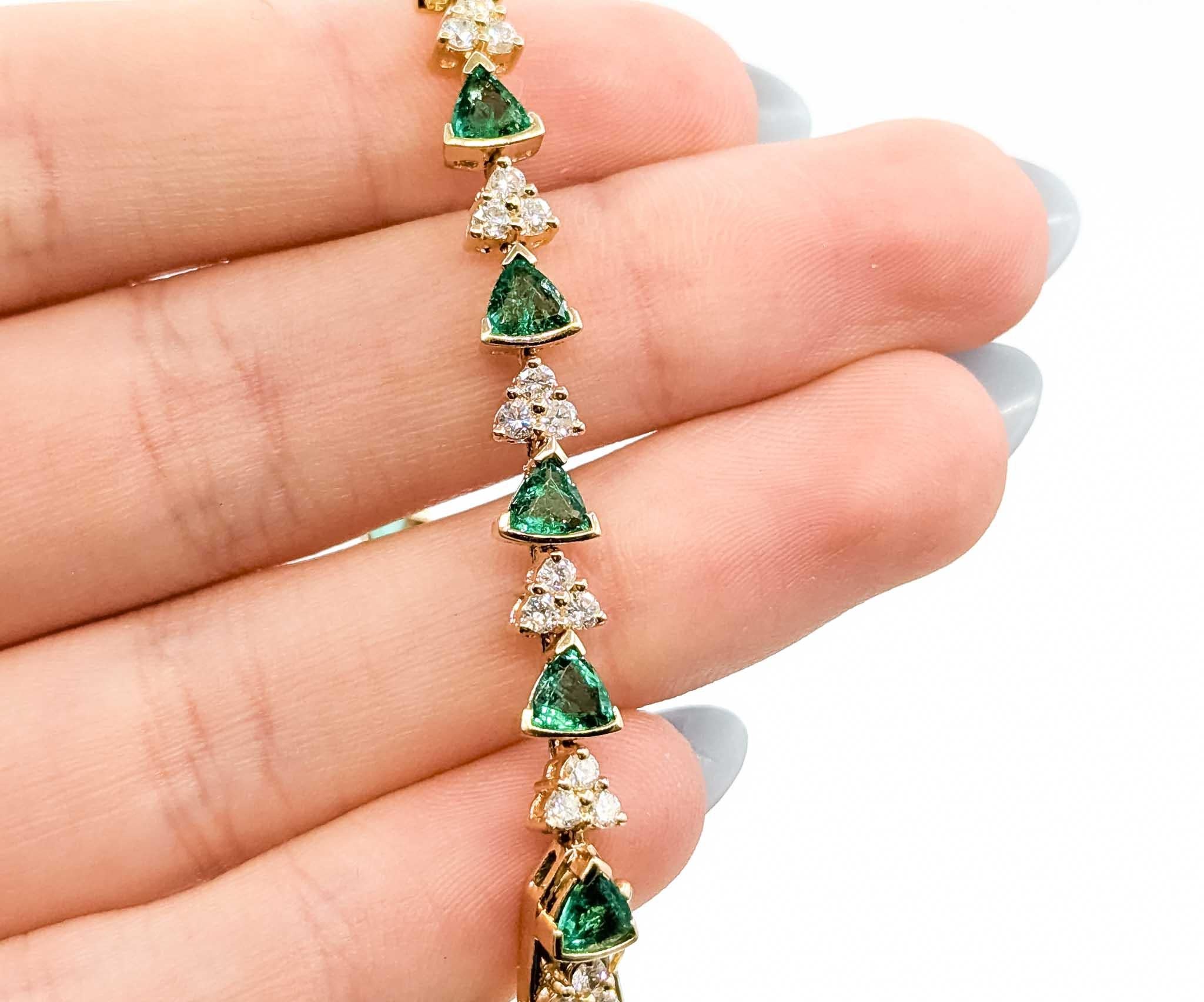 Sofisticada pulsera de esmeraldas y diamantes de oro amarillo de 14k Corte trillion en venta