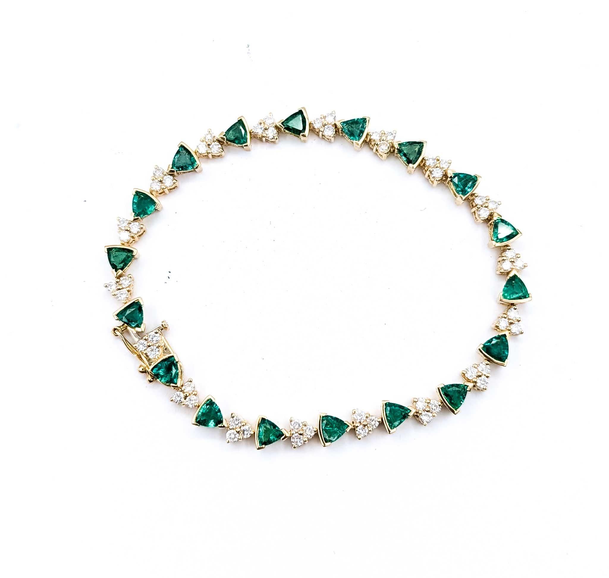Sofisticada pulsera de esmeraldas y diamantes de oro amarillo de 14k en venta 3