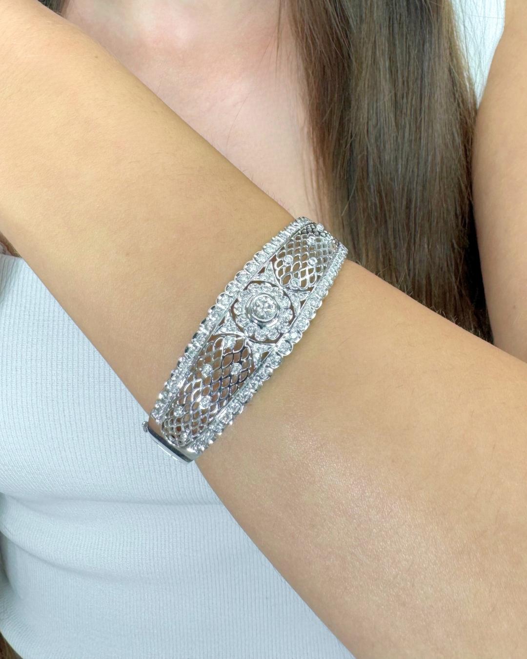 Bracelet sophistiqué en or blanc 18 carats de 1,50 ct de diamants - certifié IGI

Élevez votre poignet avec cet éblouissant bracelet en or blanc 18 carats orné de diamants, un mélange parfait d'élégance et d'éclat. Le diamant central est un diamant