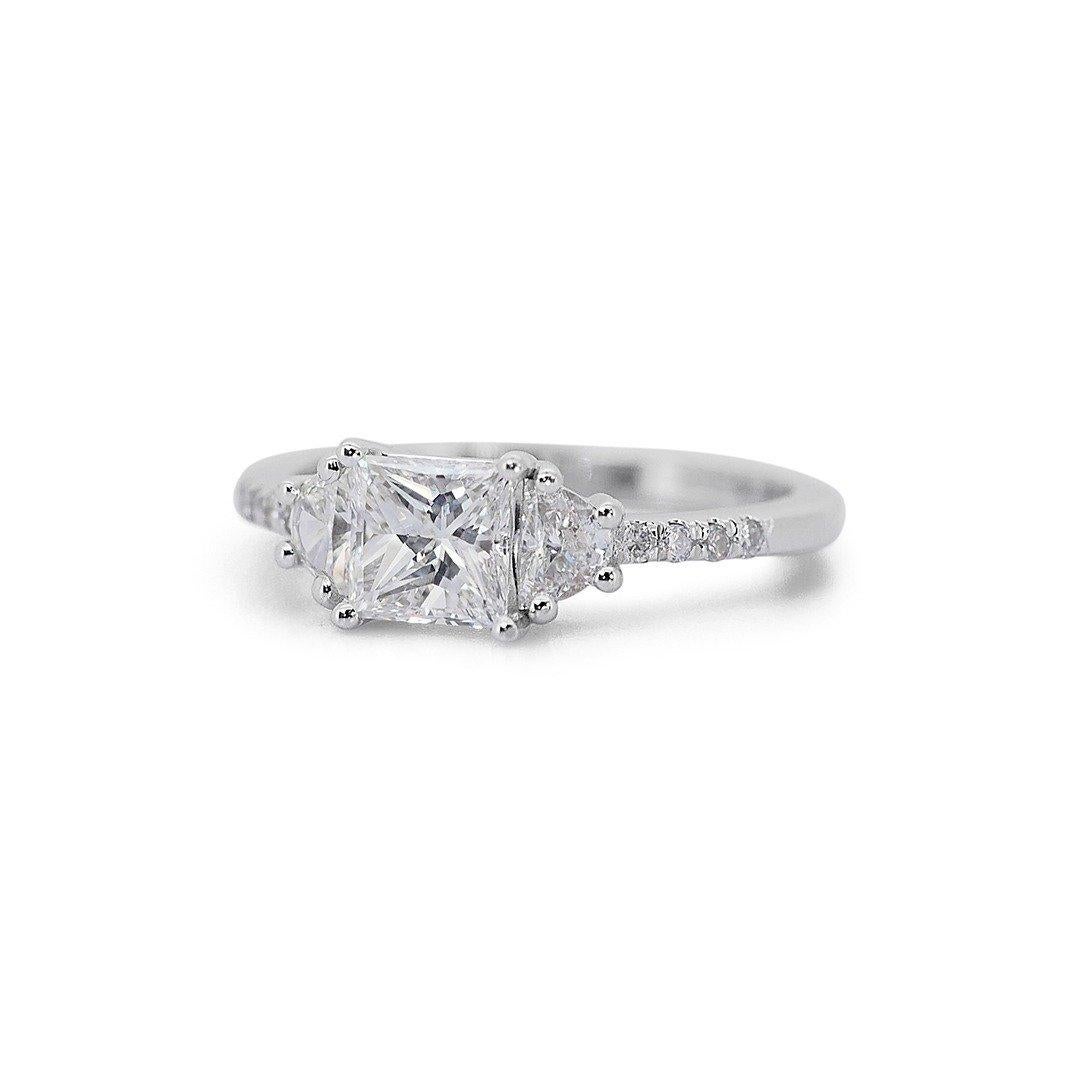 Anspruchsvolle 1,51ct Double Excellent Ideal Cut Diamant 3-Stein-Ring in 18k Weißgold - GIA zertifiziert

Dieser atemberaubende 3-Stein-Diamantring aus 18 Karat Weißgold präsentiert einen 1,00-Karat-Diamanten im Quadratschliff, der mit seinem
