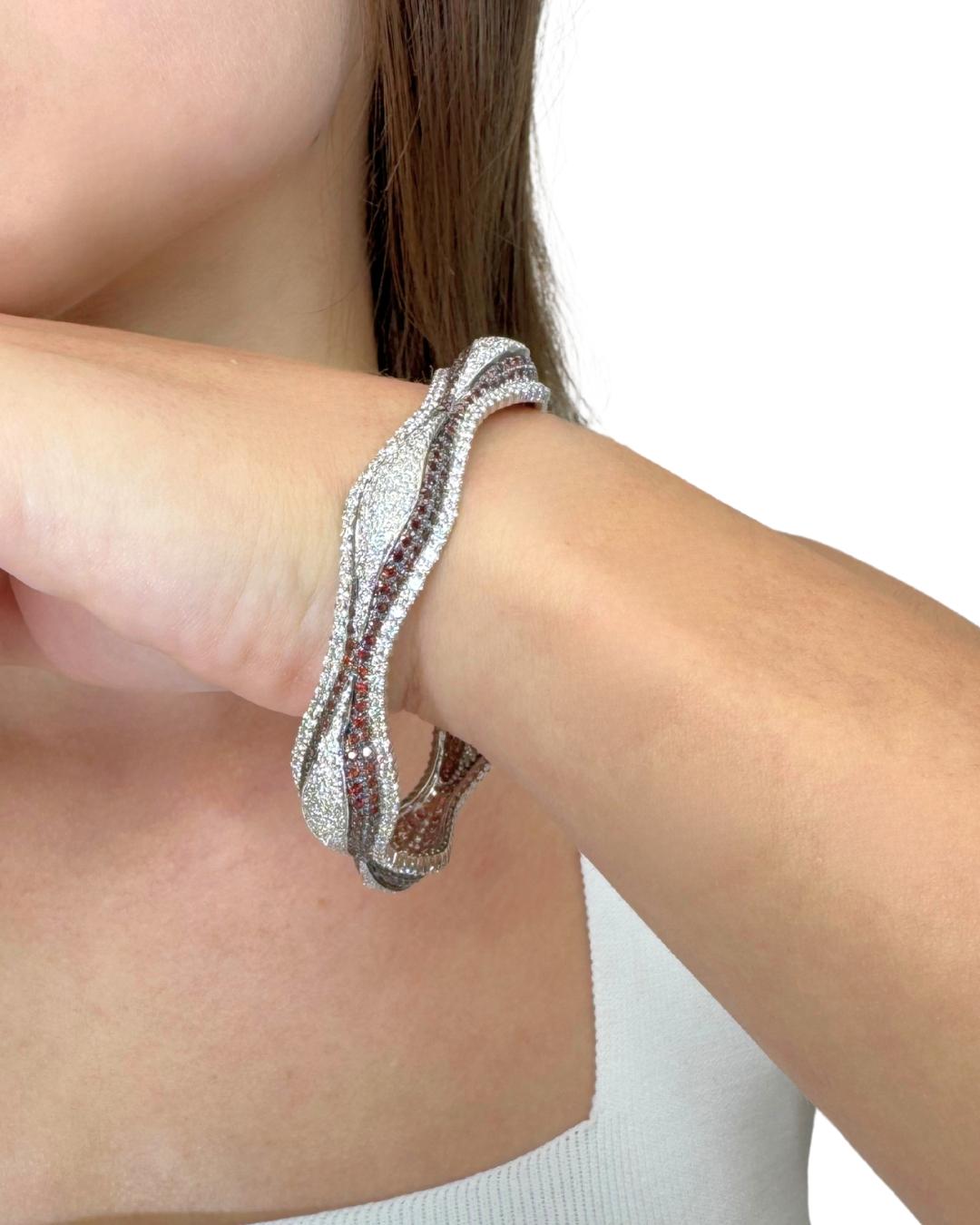 Sofisticato bracciale con spessartite e diamanti da 16,25 carati in oro bianco 18 carati - certificato IGI

Fai girare la testa con questo braccialetto radioso realizzato in oro bianco 18 carati, che risplende di colore e brillantezza. Presenta 360