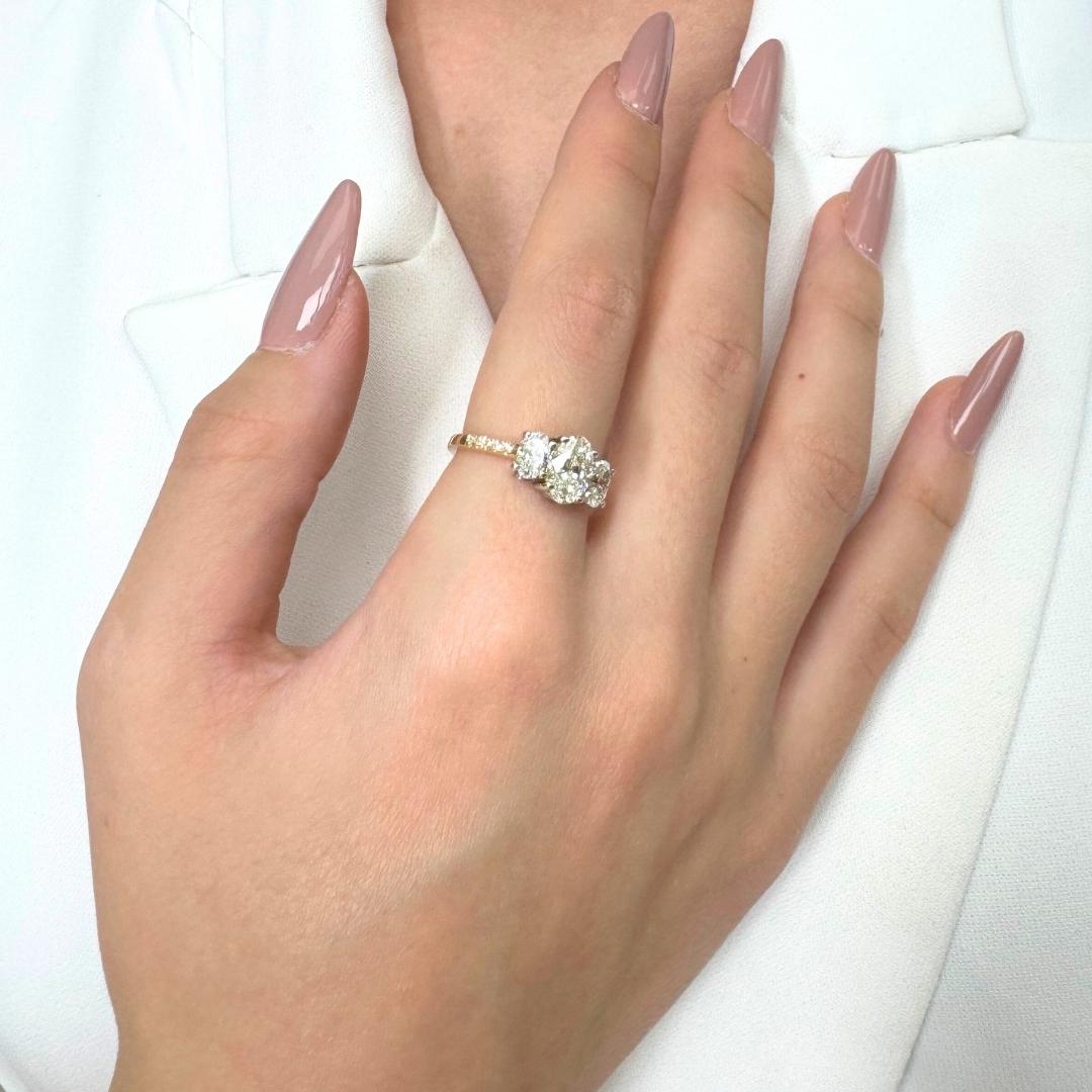 Sofisticato anello a tre pietre con diamanti da 1,71 carati in oro bianco e giallo 18 carati in vendita 5