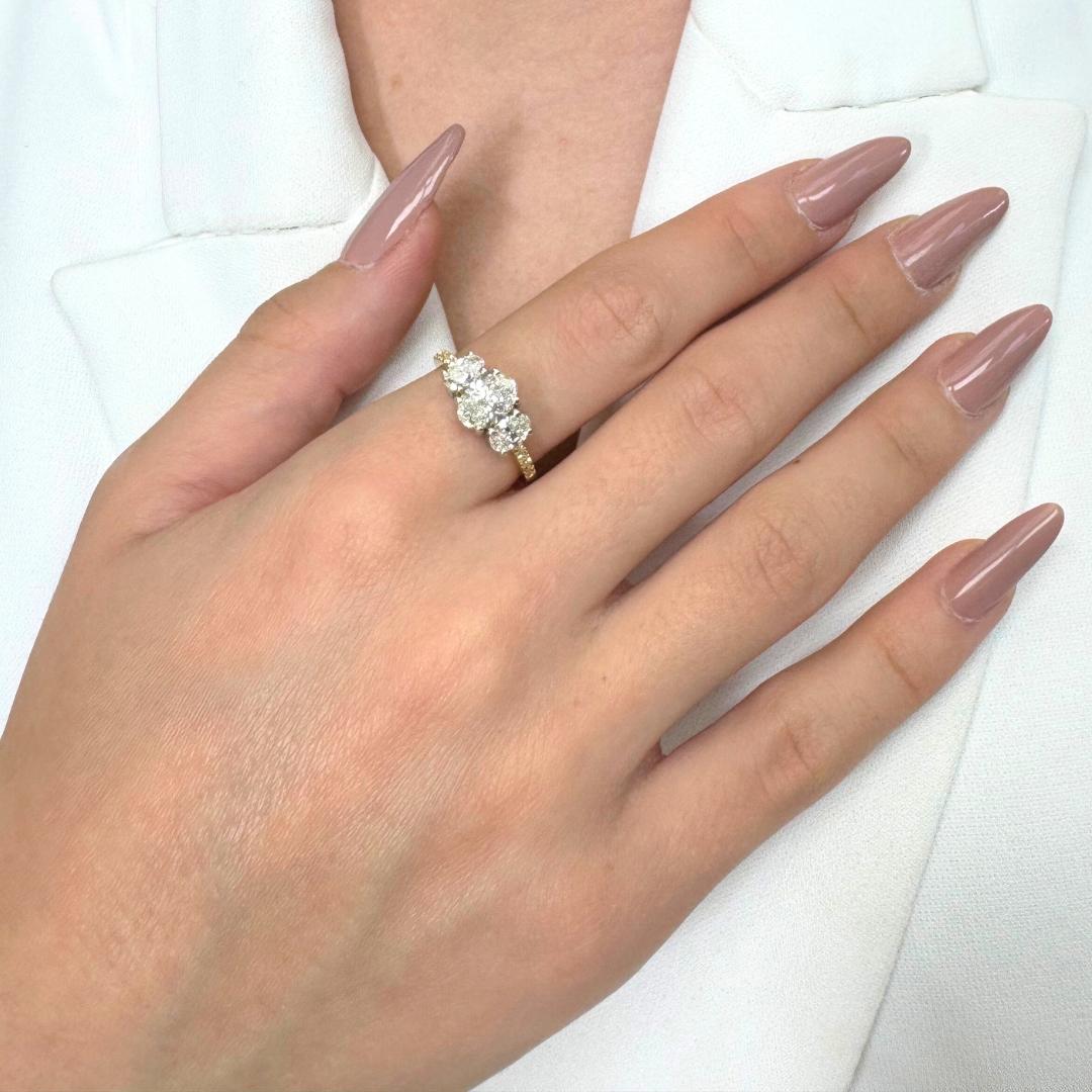 Sofisticato anello a tre pietre con diamanti da 1,71 carati in oro bianco e giallo 18 carati - Certificato IGI

Celebra la bellezza raffinata con questo elegante anello con diamante bicolore, realizzato in oro bianco e giallo 18 carati. Al centro