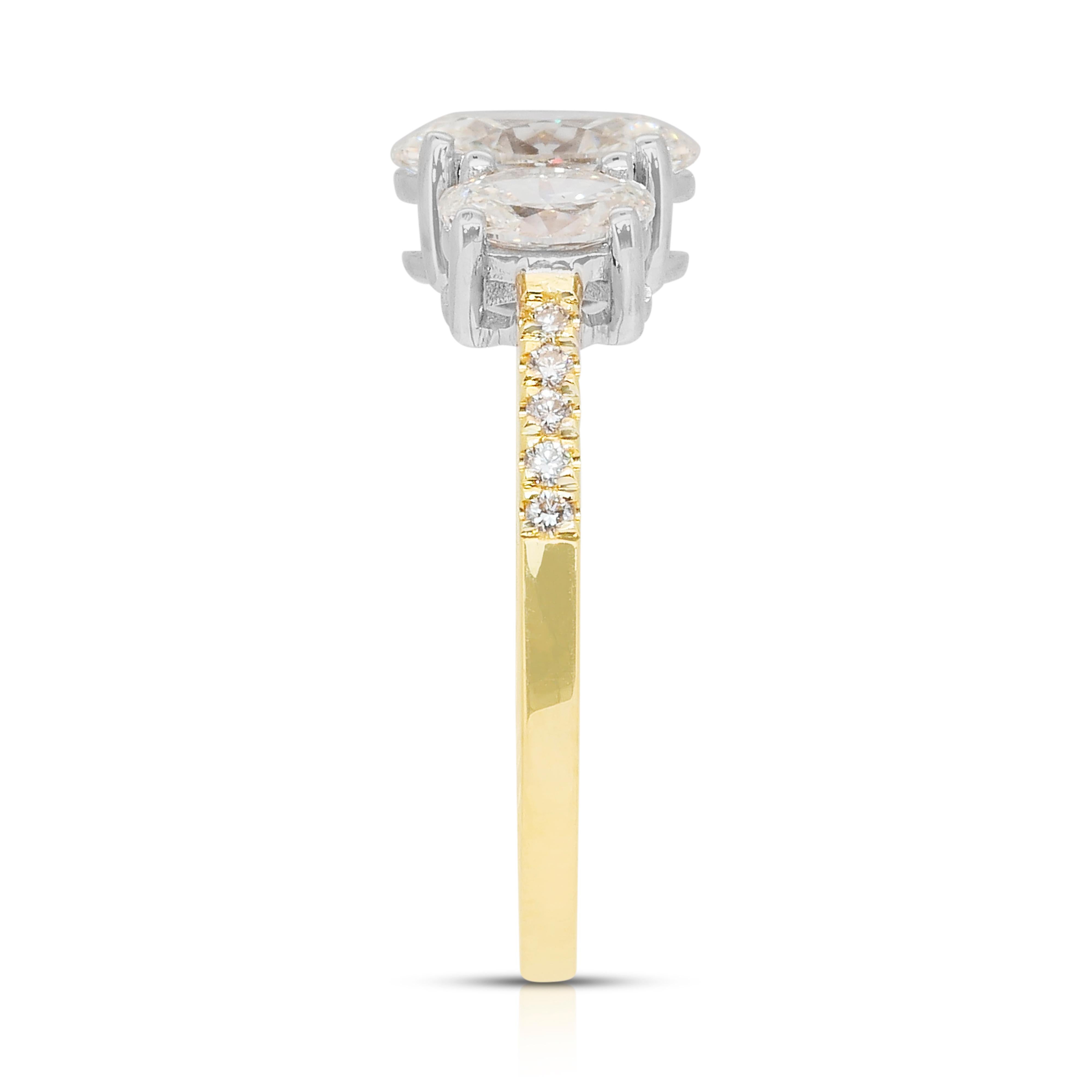 Sofisticato anello a tre pietre con diamanti da 1,71 carati in oro bianco e giallo 18 carati in vendita 2