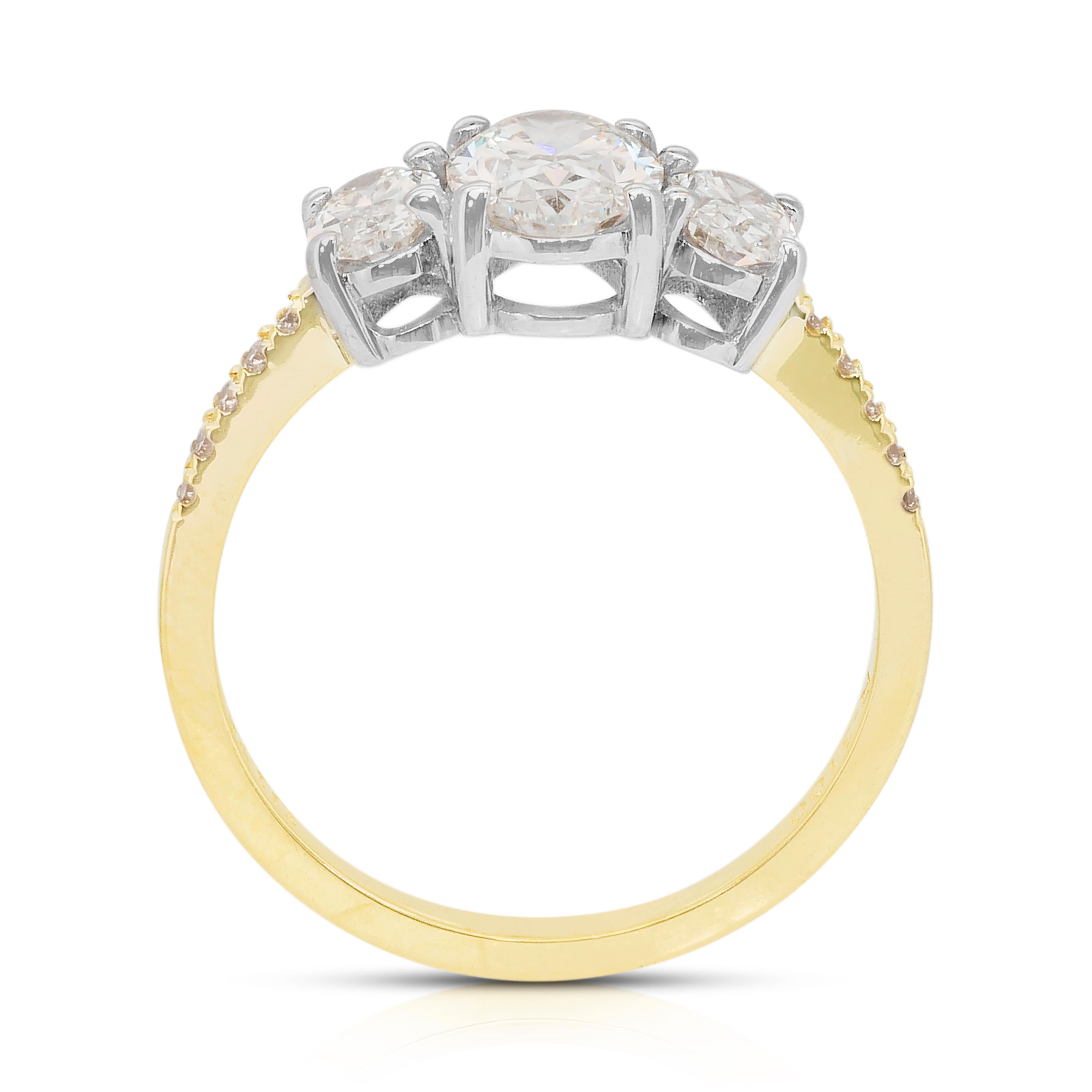 Sofisticato anello a tre pietre con diamanti da 1,71 carati in oro bianco e giallo 18 carati in vendita 4