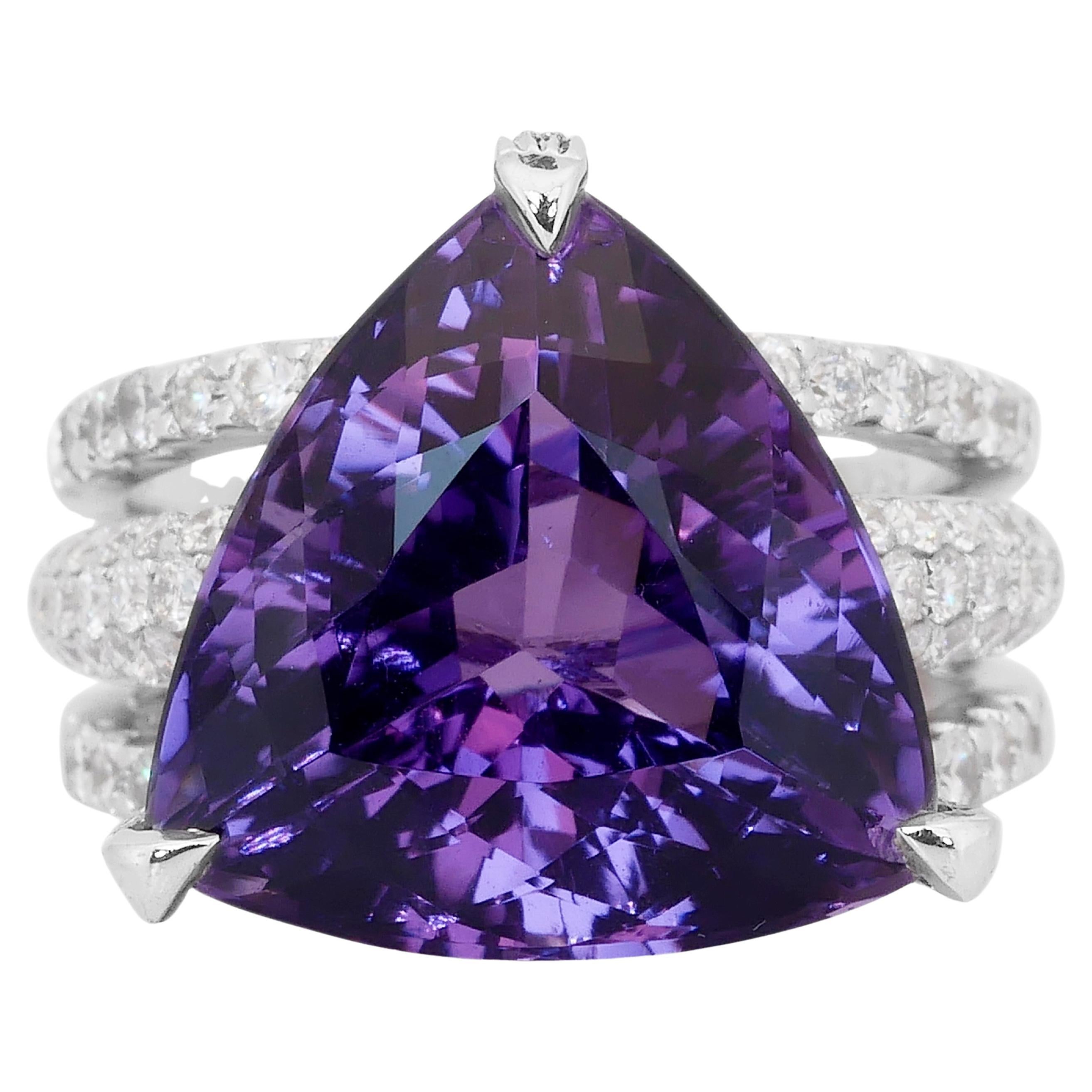Raffinierter Cocktailring mit 17,87 Karat Amethyst und Diamanten aus 18k Weißgold