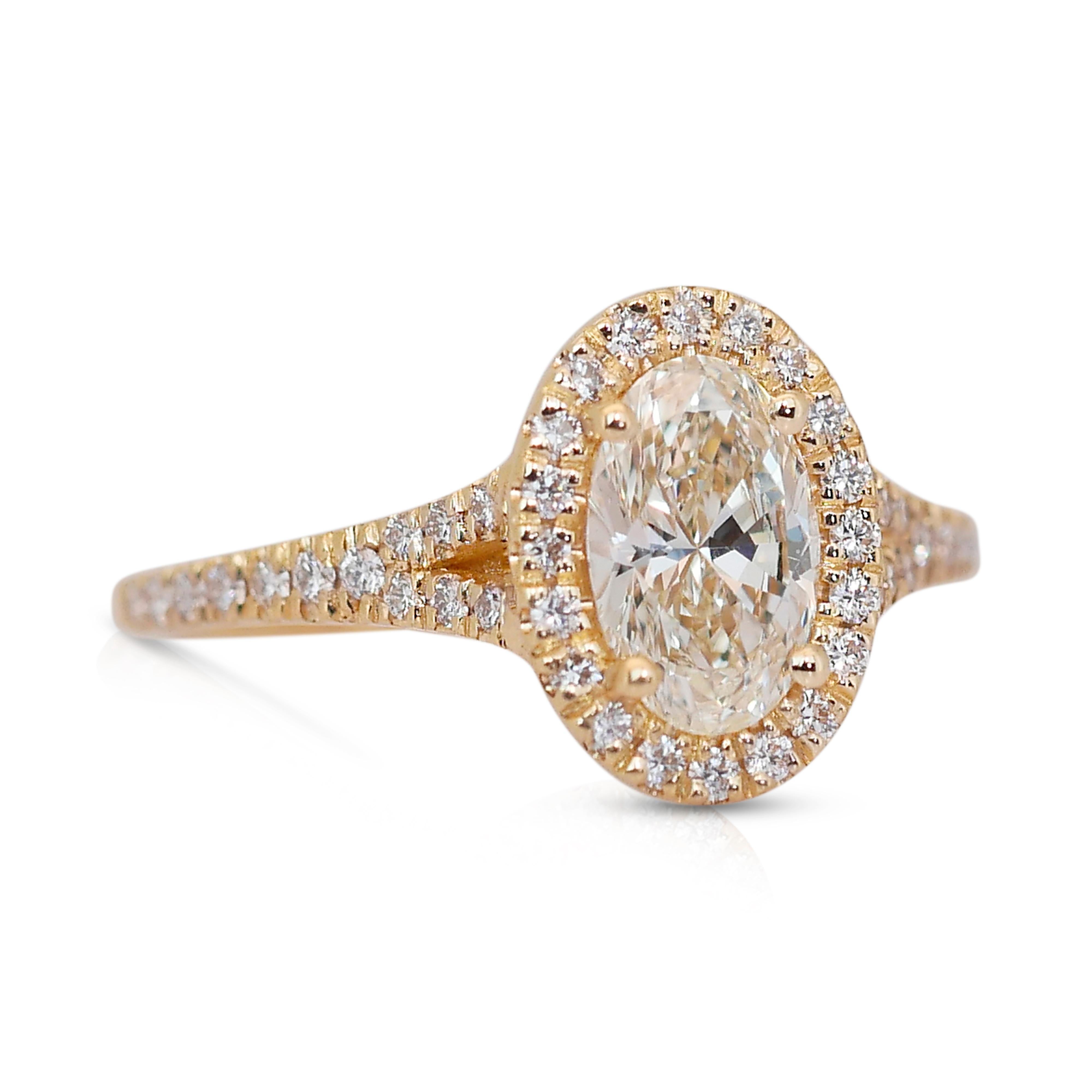 Sophisticated 1.80ct Diamonds Halo Ring in 18k Yellow Gold - GIA Certified

Elevate your style with this stunning 18k yellow gold halo ring, centered around a dazzling 1.50ct oval-cut diamond. Certified by GIA, this centerpiece radiates charm and