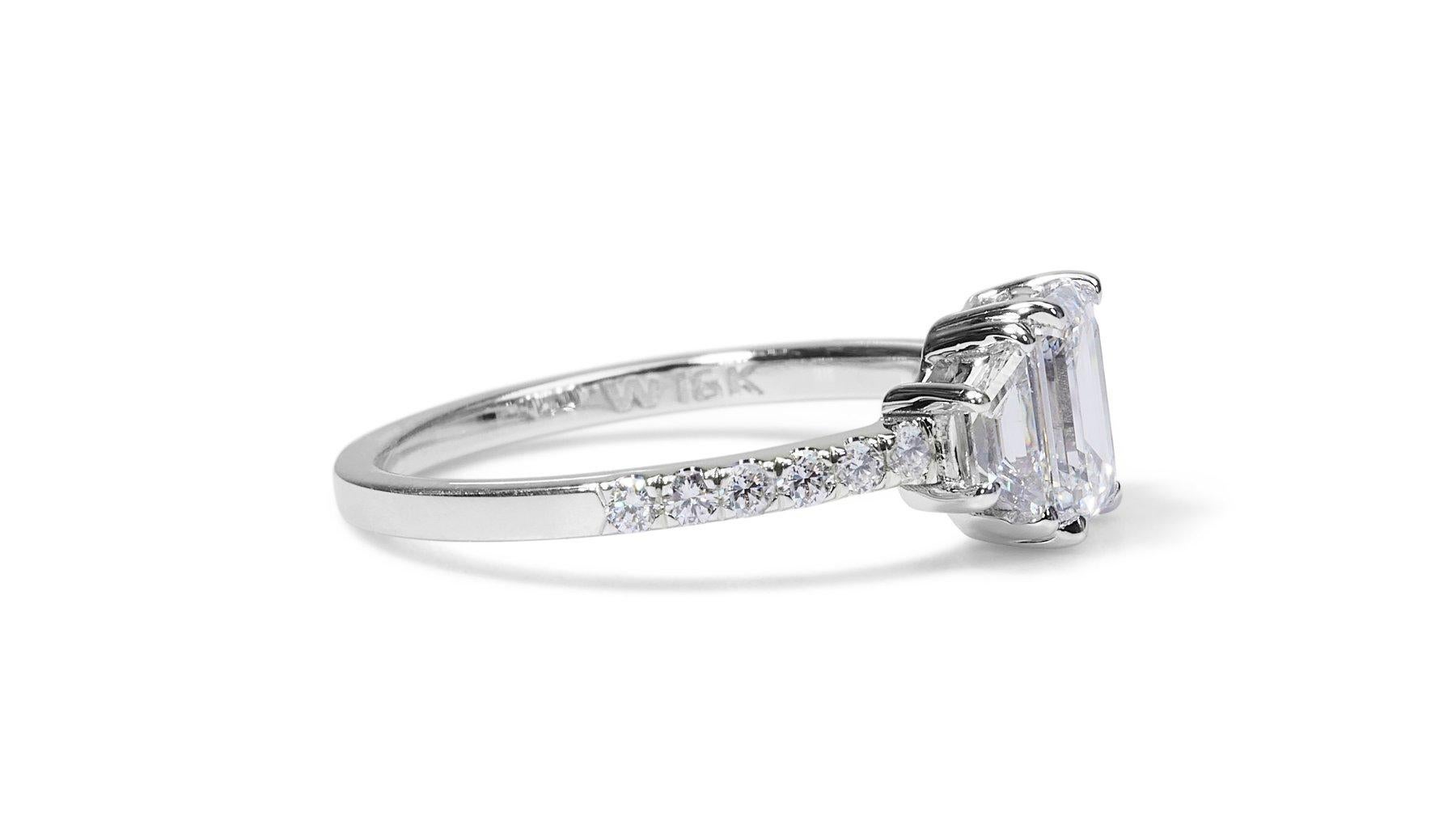 Sophisticated 1.83ct Diamonds 3-Stone Ring in 18k White Gold - GIA Certified In New Condition For Sale In רמת גן, IL