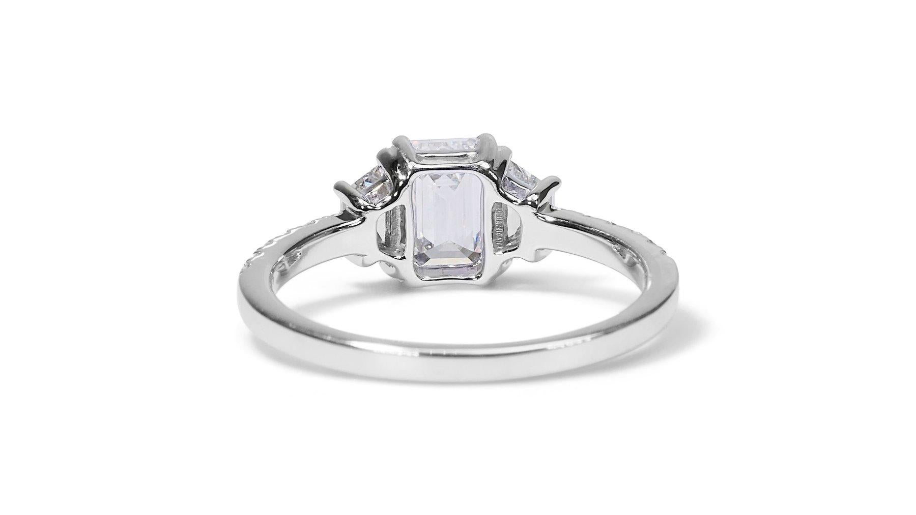 Sophistiquée bague à 3 pierres en or blanc 18 carats avec diamant taille émeraude 1,84 carat - GIA  en vente 2