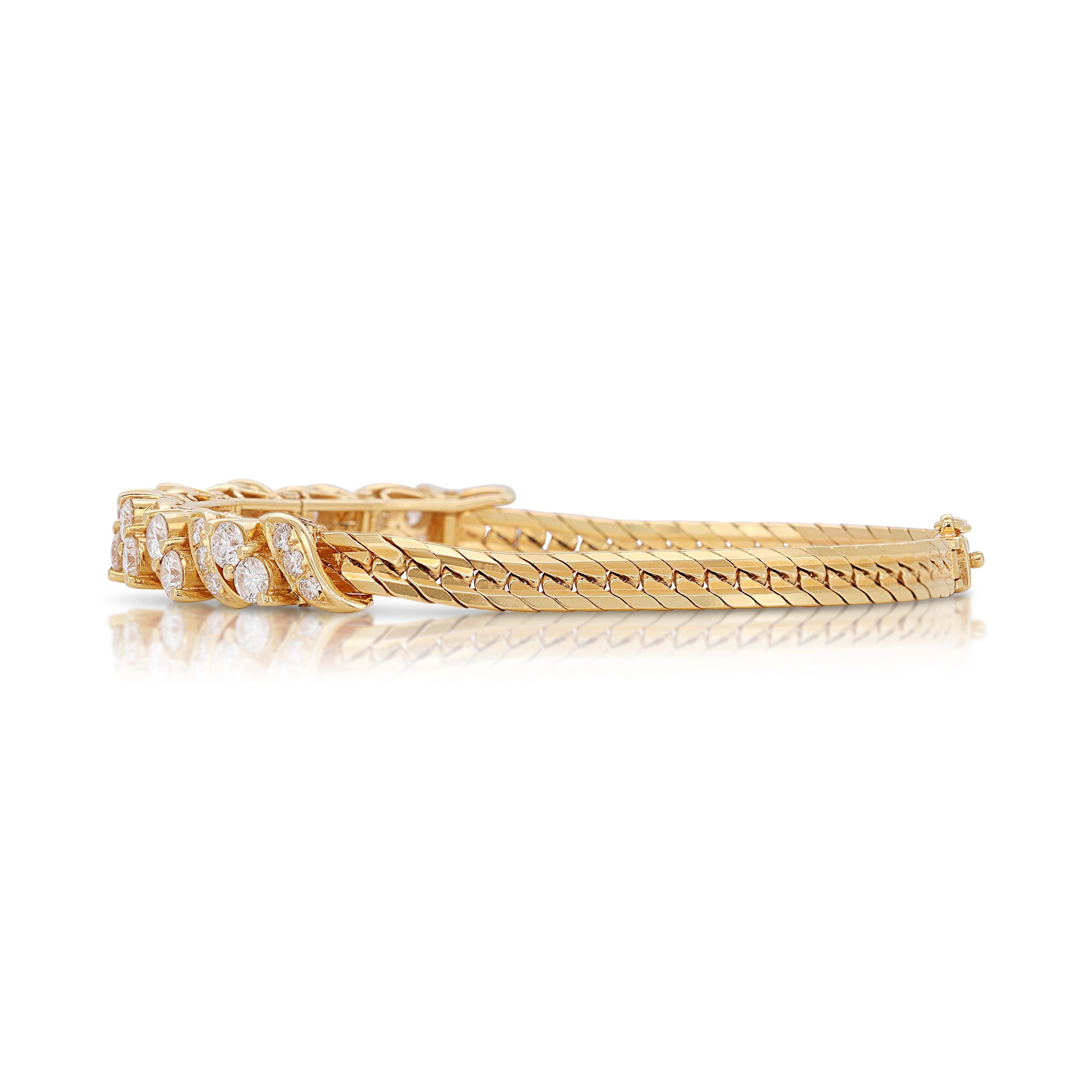Sophisticated 1.87ct Diamonds Bracelet in 20k Yellow Gold In Excellent Condition For Sale In רמת גן, IL