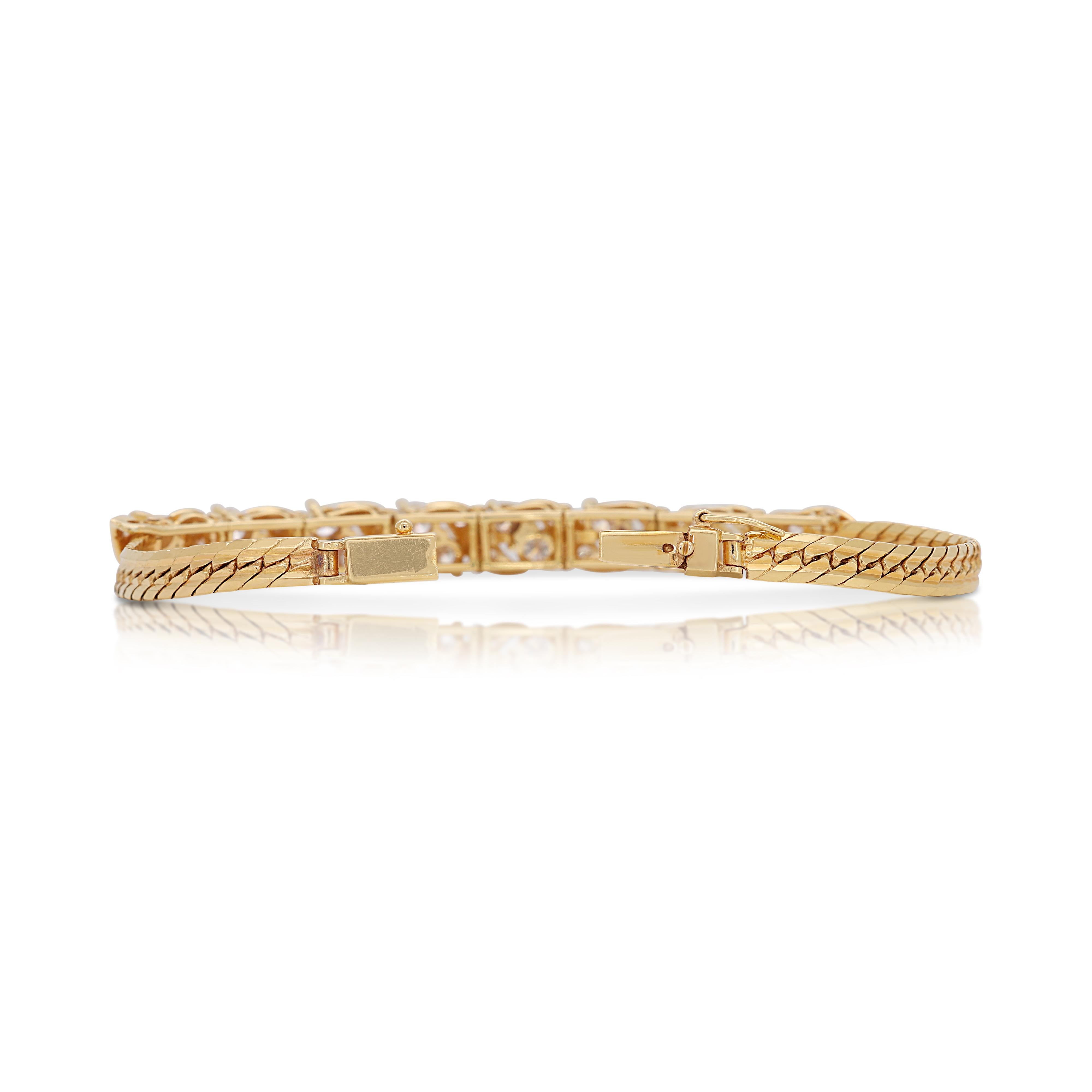 Women's Sophisticated 1.87ct Diamonds Bracelet in 20k Yellow Gold For Sale