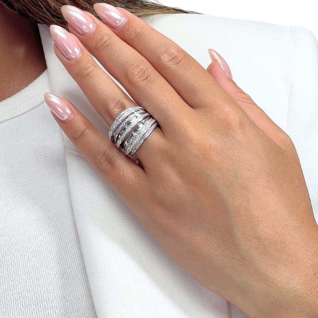 Sofisticado Anillo de Cóctel de Diamantes de 1,87ct en Oro Blanco de 18k - Certificado IGI

Déjate llevar por el glamour atemporal con este anillo de oro blanco de 18 quilates, adornado con un deslumbrante conjunto de 172 diamantes redondos, que