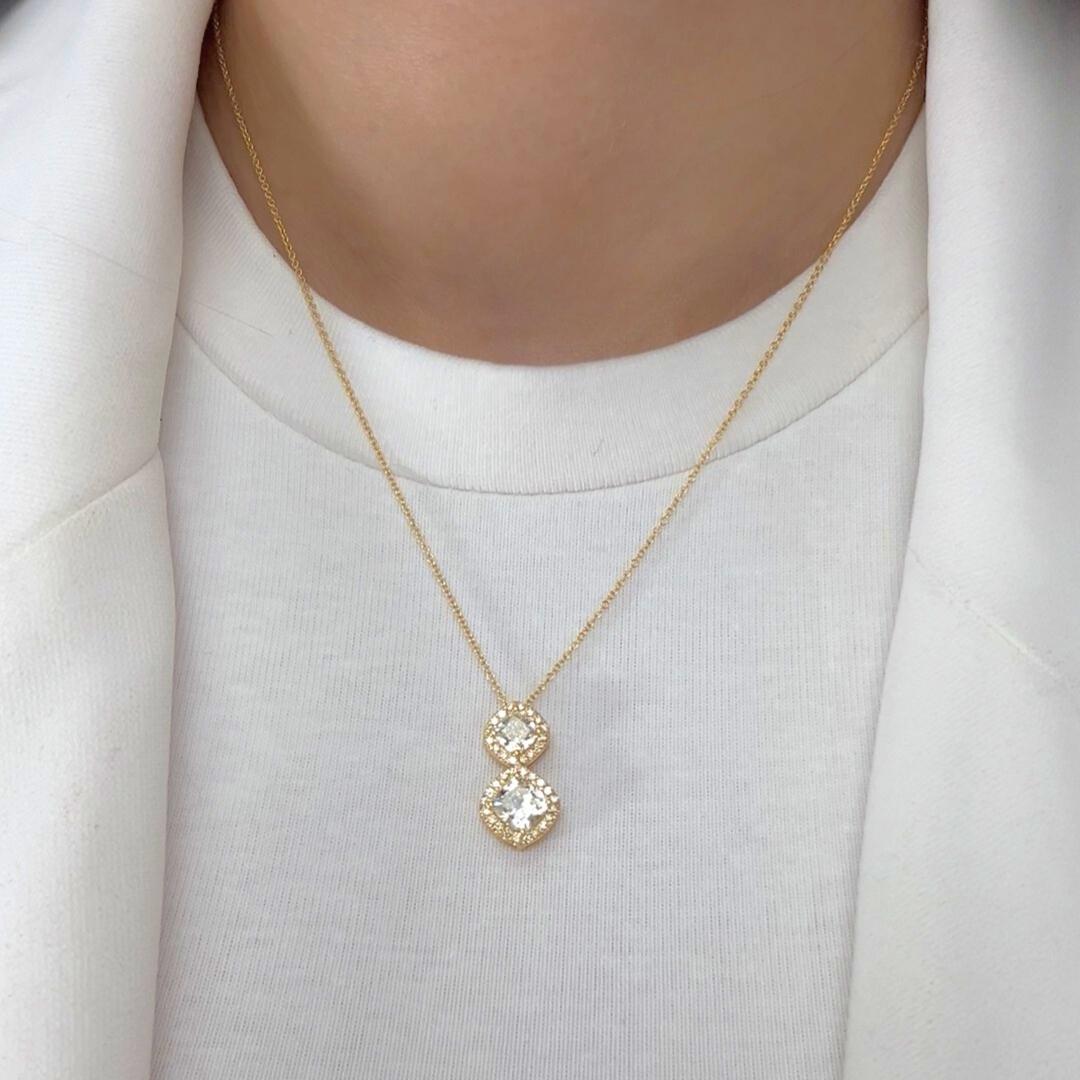 Collier sophistiqué de 1,89ct de diamants en or jaune 18k - certifié IGI

Ce collier luxueux allie une beauté intemporelle à une élégance moderne. Réalisé en or jaune 18 carats, il met en valeur deux diamants taille coussin d'une valeur totale de