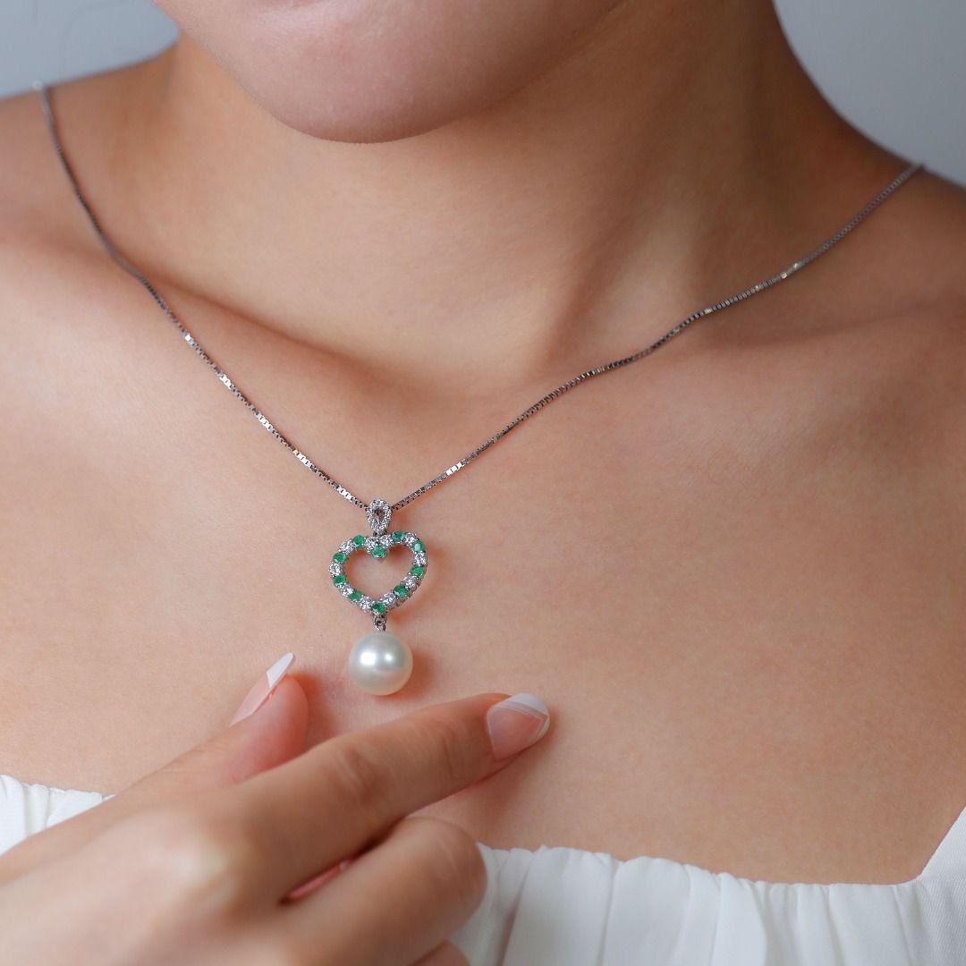 Presentamos un exquisito colgante elaborado en lujoso oro blanco de 18 quilates, con una impresionante piedra de perla brillante redonda como pieza central. La piedra perla, con un importante peso en quilates de 10,55 g, irradia elegancia y
