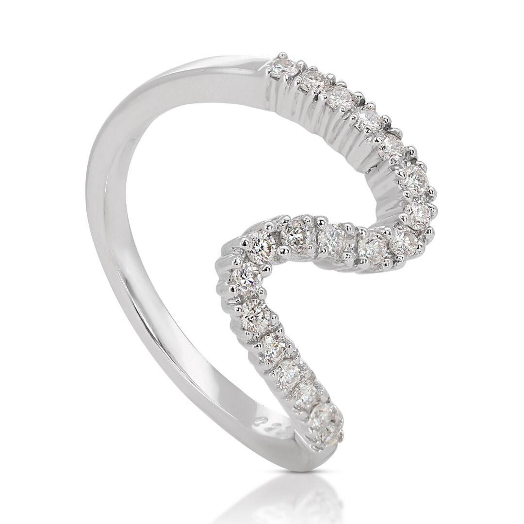 Raffinierter Ring aus 18 Karat Weißgold mit rundem Brillantdiamanten von 0,20 Karat im Zustand „Neu“ in רמת גן, IL