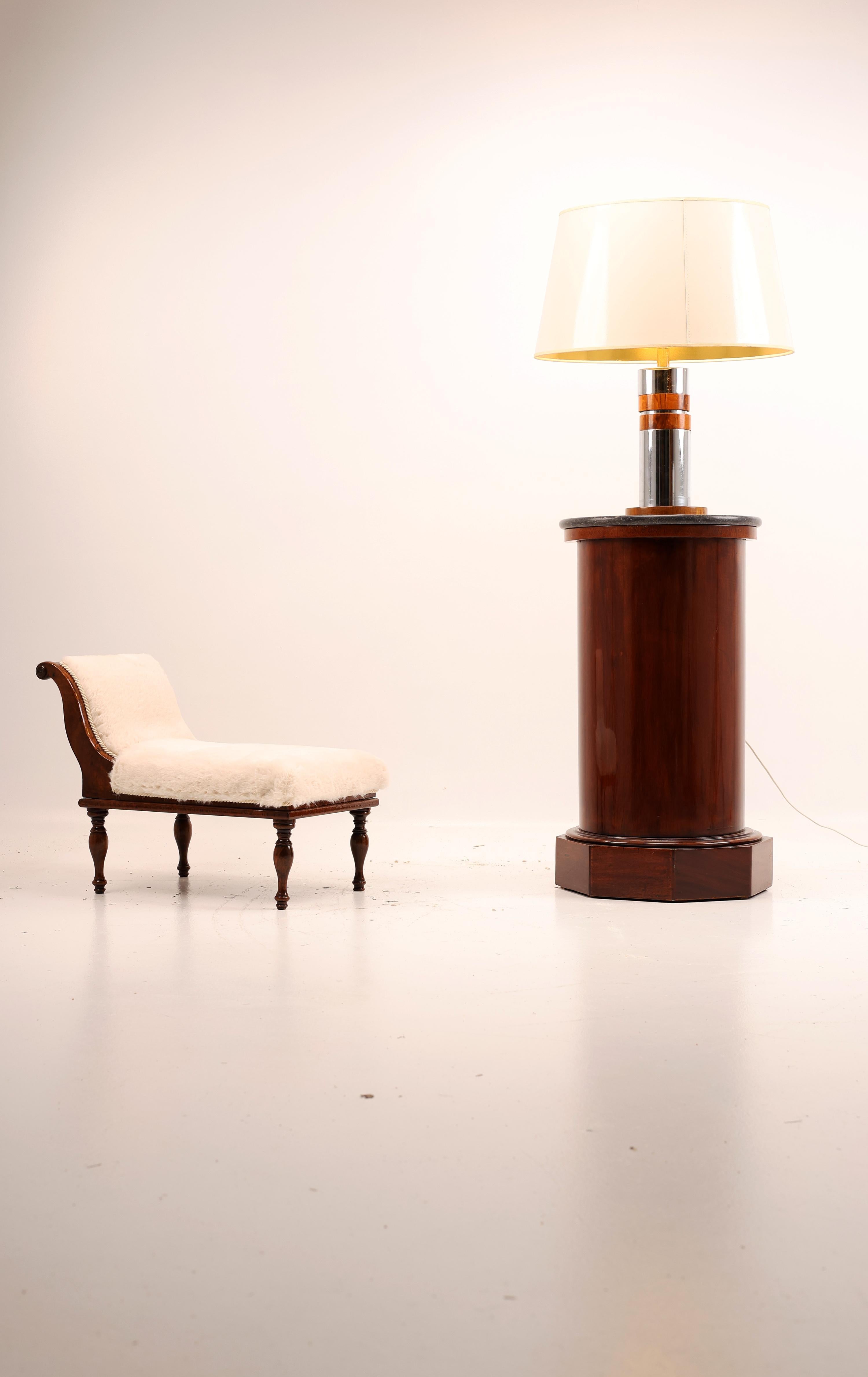 Sofisticada lámpara de sobremesa de los años 70 con detalles en cromo y nogal - Influencia Art Déco

Esta refinada lámpara de sobremesa, fabricada en los años 70, aúna sin esfuerzo el modernismo de mediados de siglo con la sofisticación del Art