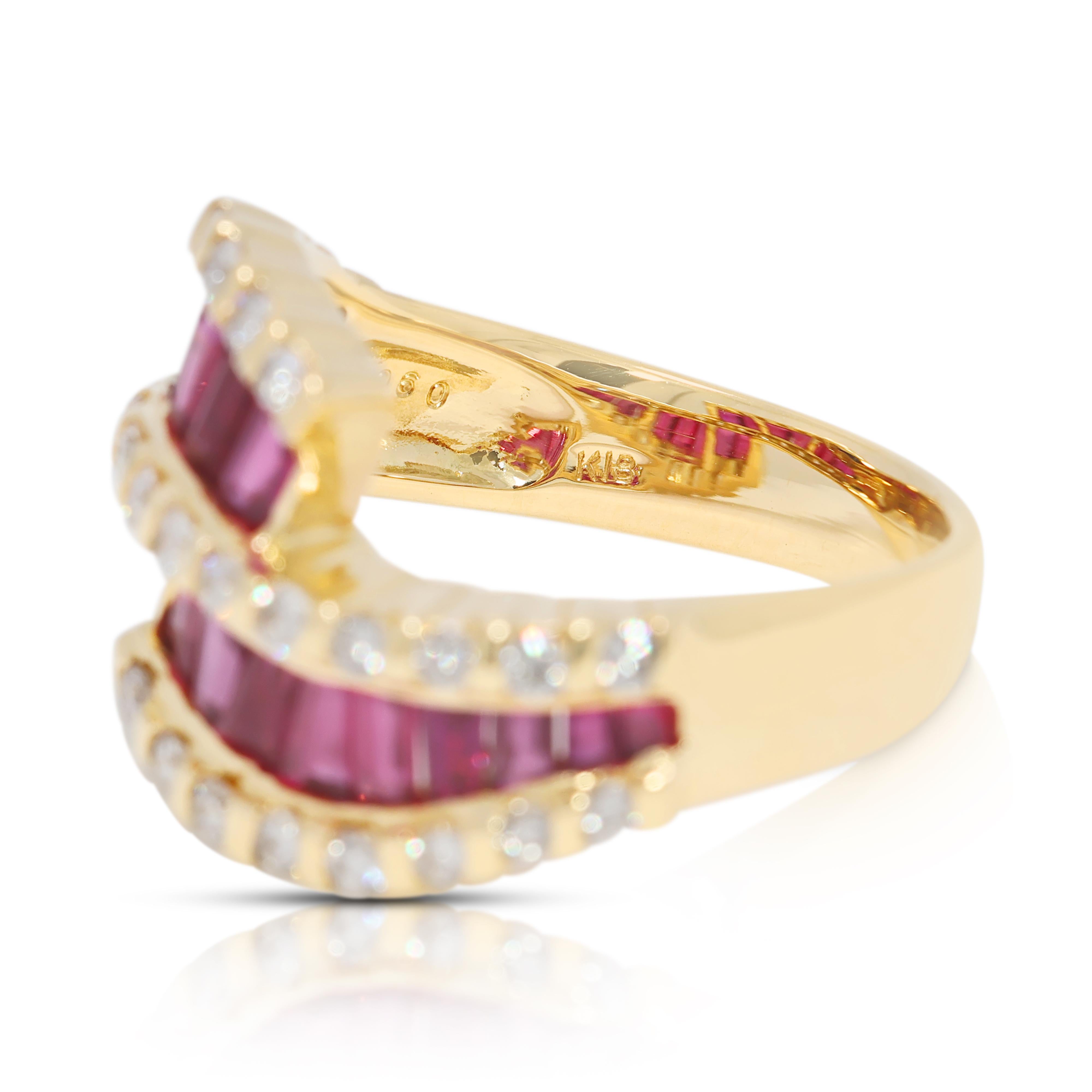 Taille navette Bague ondulée en or jaune 18 carats avec rubis et diamants naturels de 2,36 ct. en vente