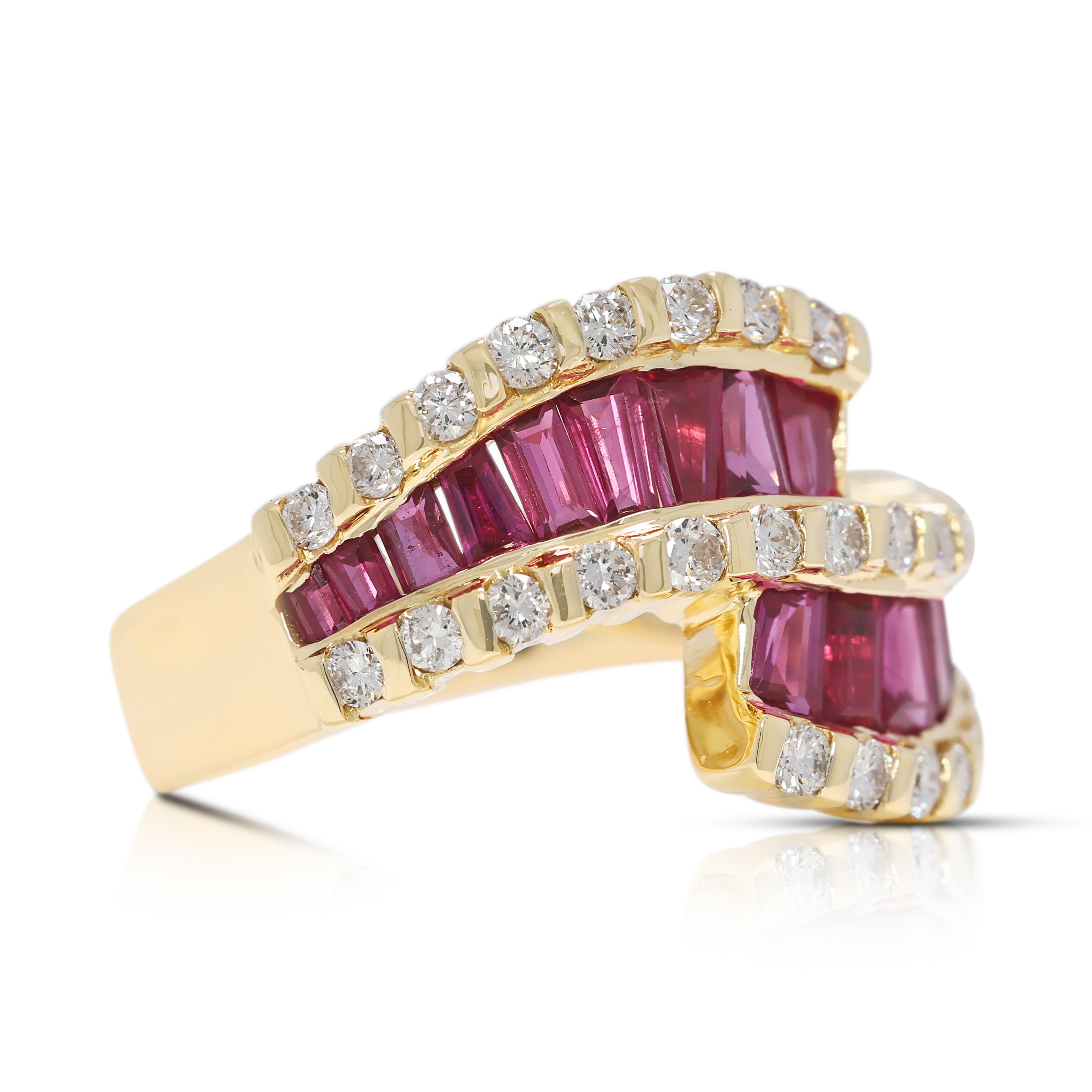 Bague ondulée en or jaune 18 carats avec rubis et diamants naturels de 2,36 ct. Excellent état - En vente à רמת גן, IL