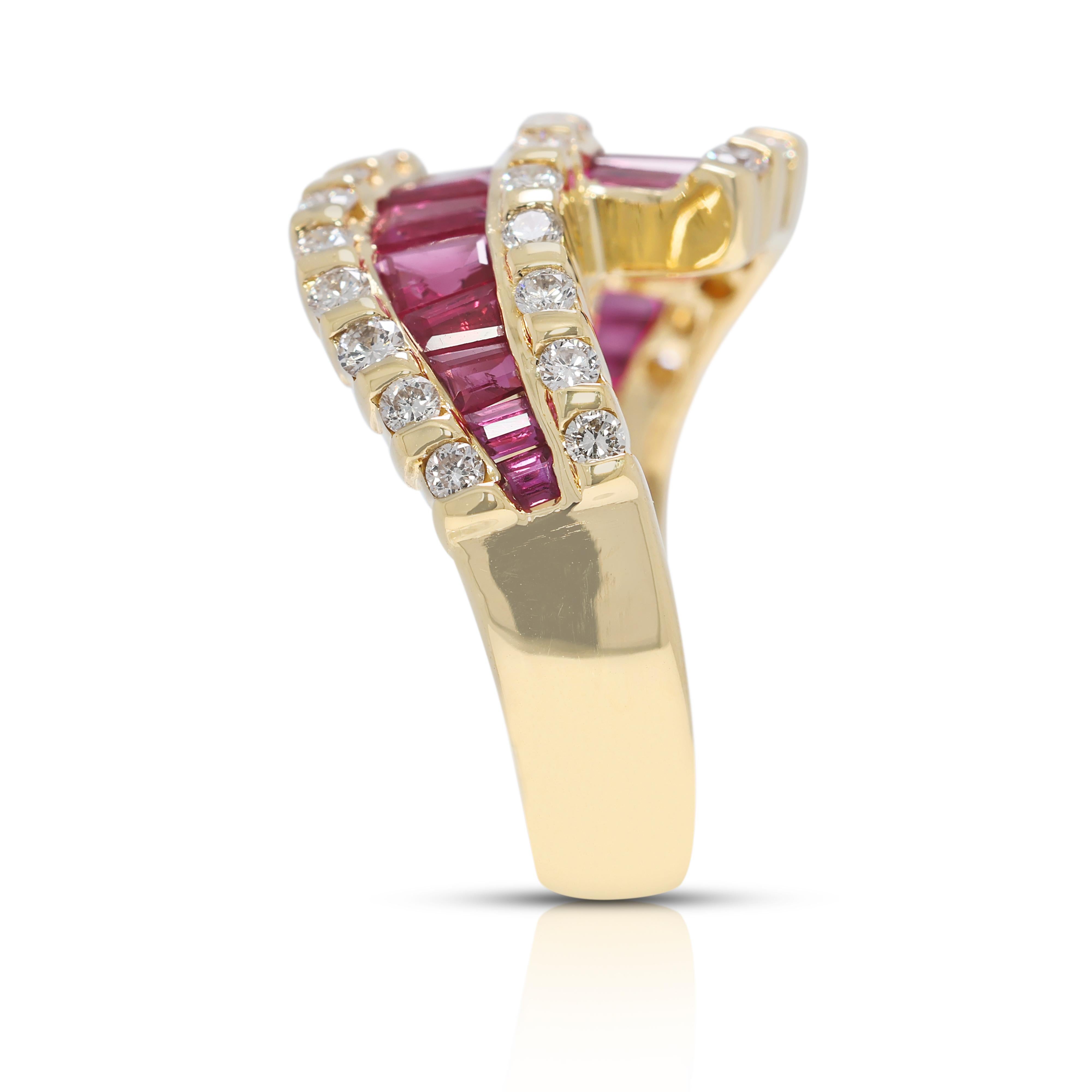 Bague ondulée en or jaune 18 carats avec rubis et diamants naturels de 2,36 ct. en vente 1