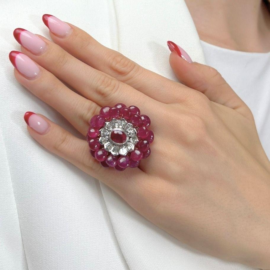 Dieser schillernde Ring ist zeitloser Luxus, der Sie in seinen Bann zieht. Das Herzstück ist ein atemberaubender 2-karätiger Rubin im Ovalschliff in einem satten, lebhaften Rotton, der Eleganz und Raffinesse ausstrahlt. Dieses exquisite Schmuckstück