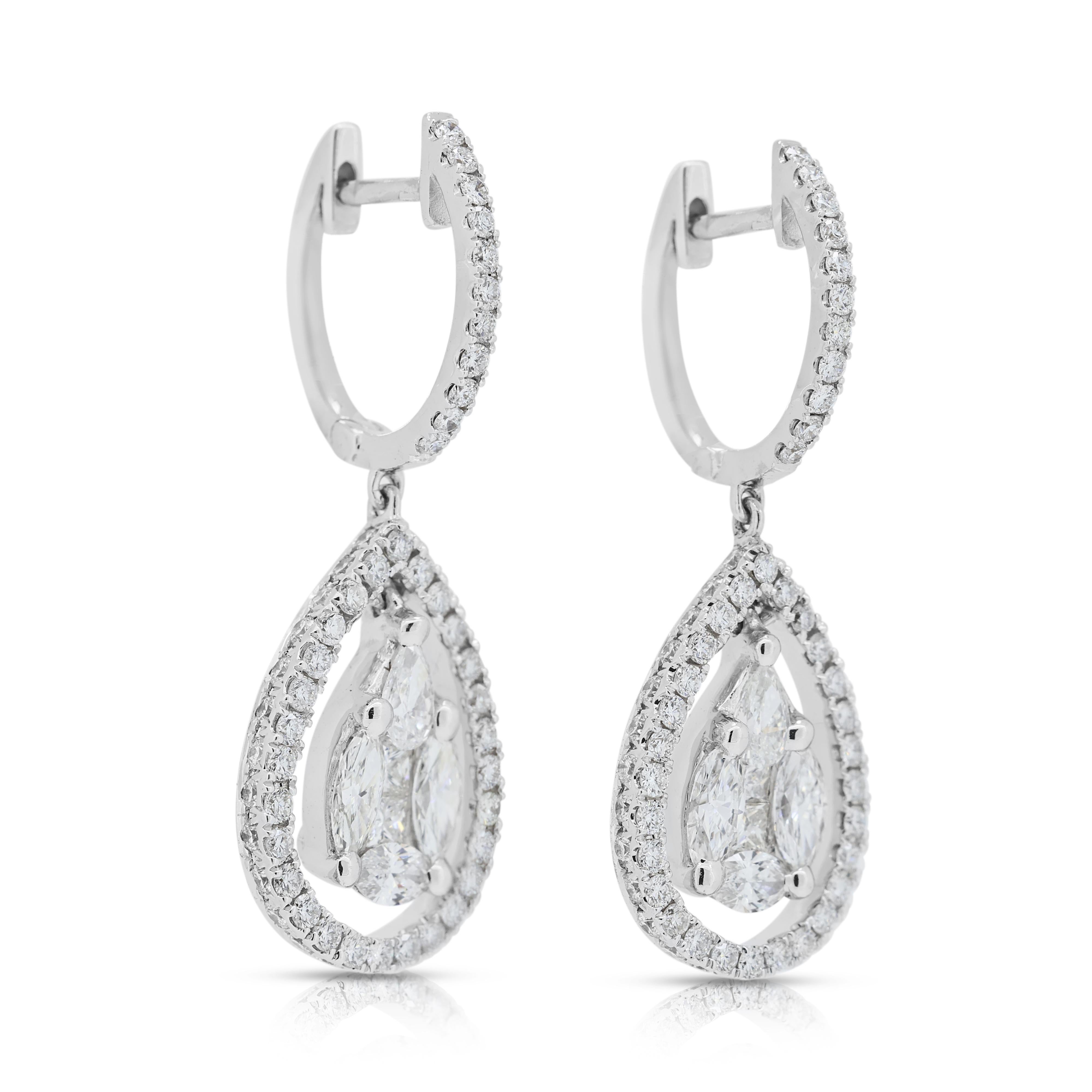 Sophisticated 2.64ct Natural Diamonds Earrings in 18K White Gold In New Condition For Sale In רמת גן, IL