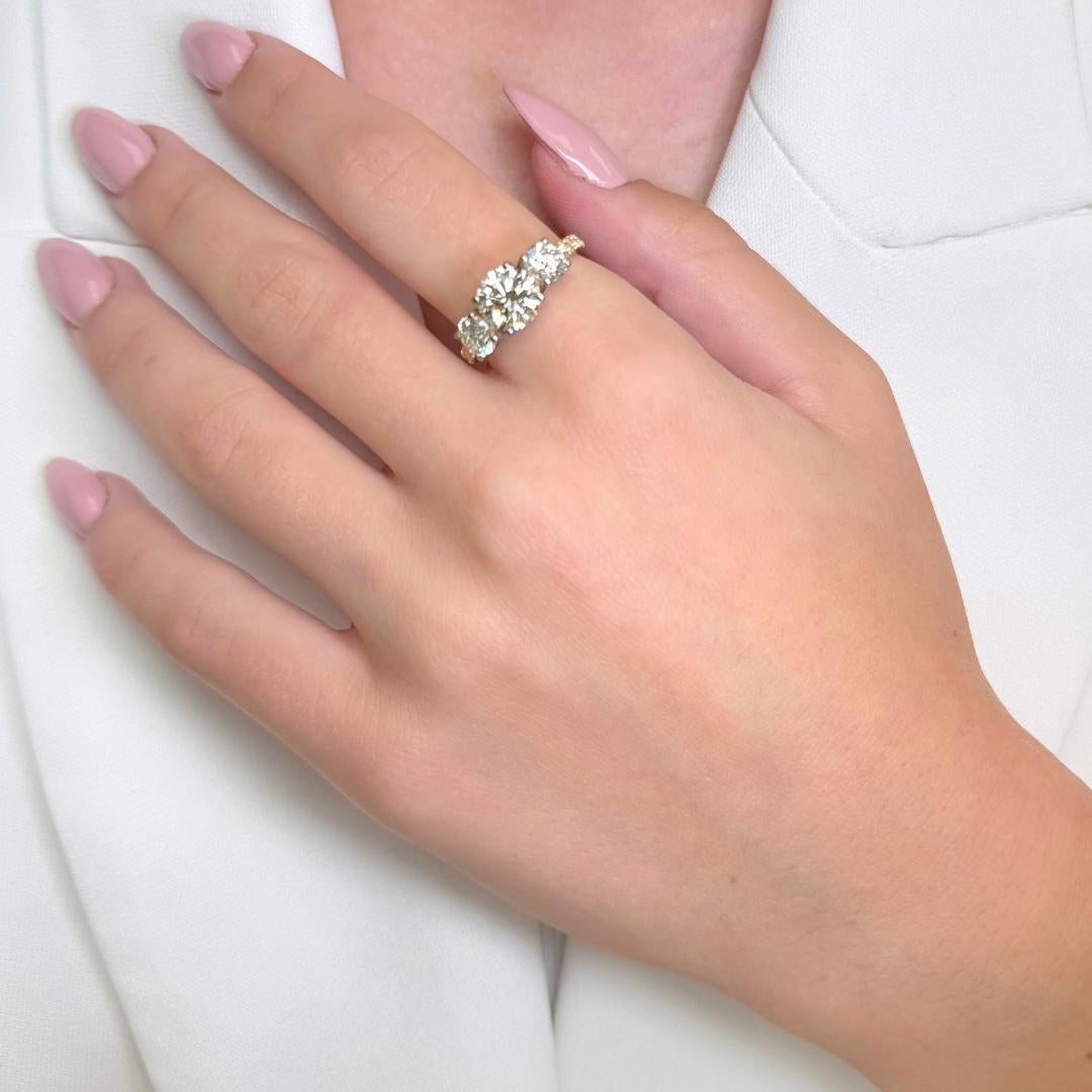 Bague 3 pierres en or jaune et blanc 18 carats avec 2,77 ct de diamants - certifié IGI

Mélange frappant de chaleur et d'éclat, cette exquise bague en or jaune et blanc 18 carats est ornée d'un lumineux diamant rond de 1,54 ct en son centre. Deux