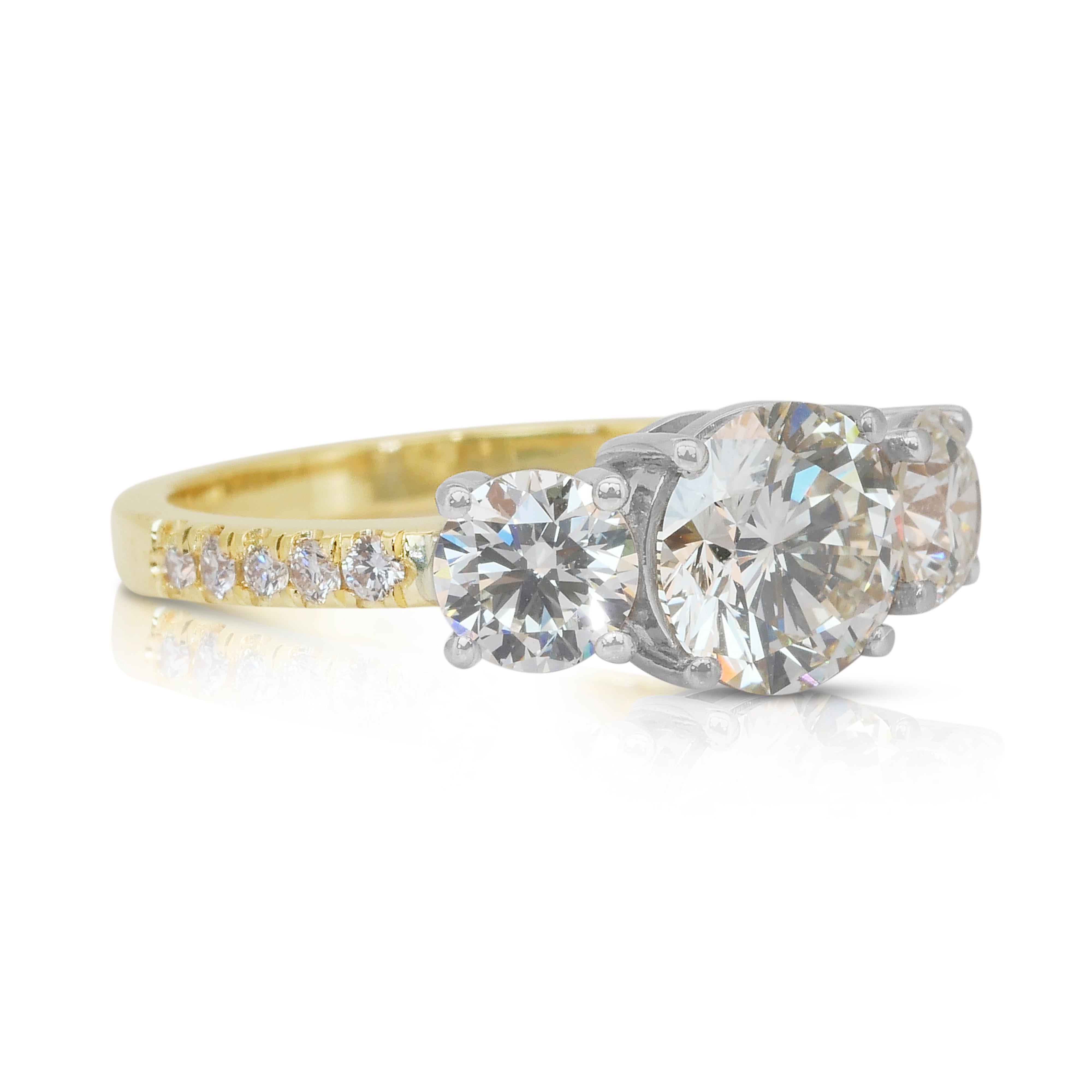 Taille ronde Bague sophistiquée à trois pierres en or jaune et blanc 18 carats et 2,77 carats de diamants en vente