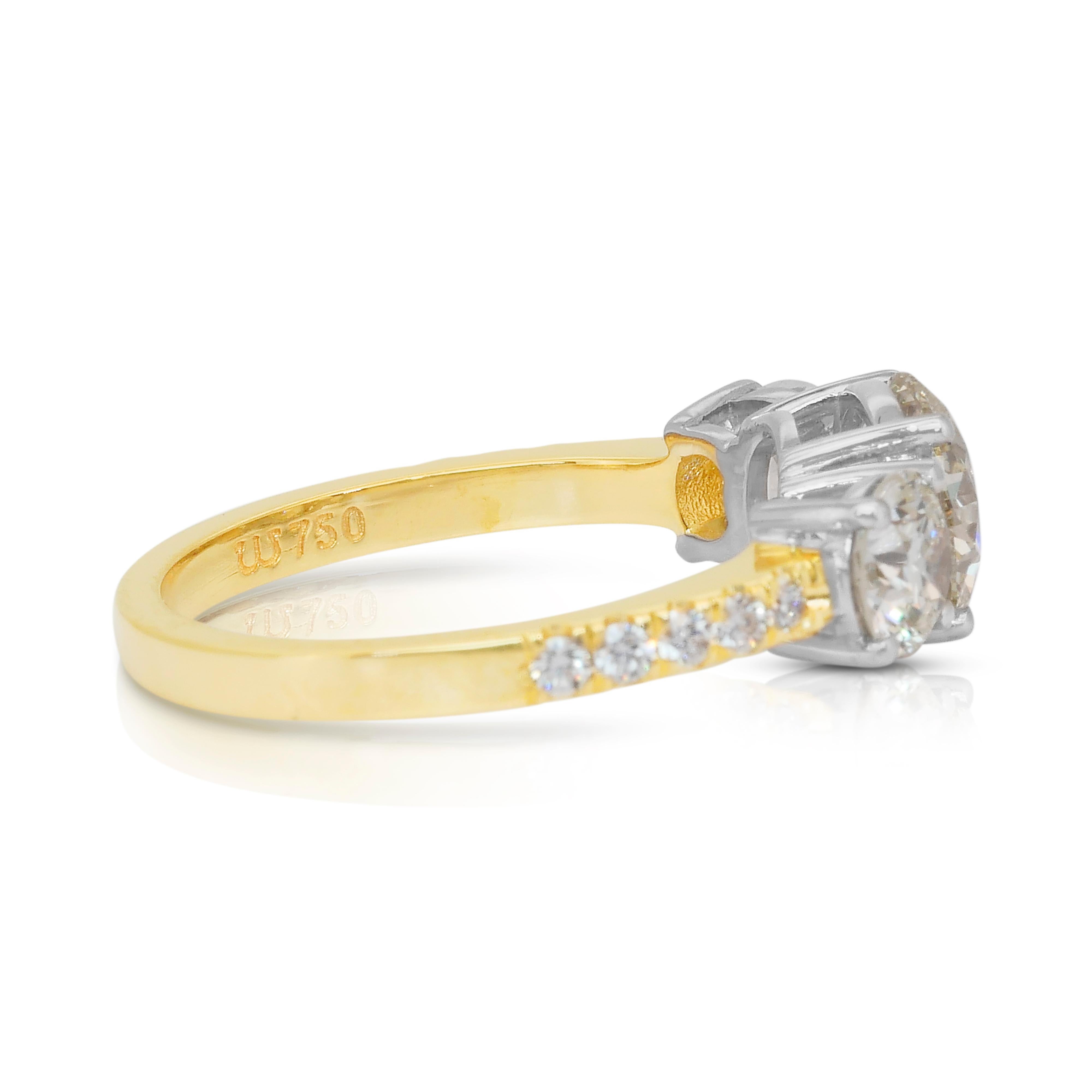 Bague sophistiquée à trois pierres en or jaune et blanc 18 carats et 2,77 carats de diamants Neuf - En vente à רמת גן, IL