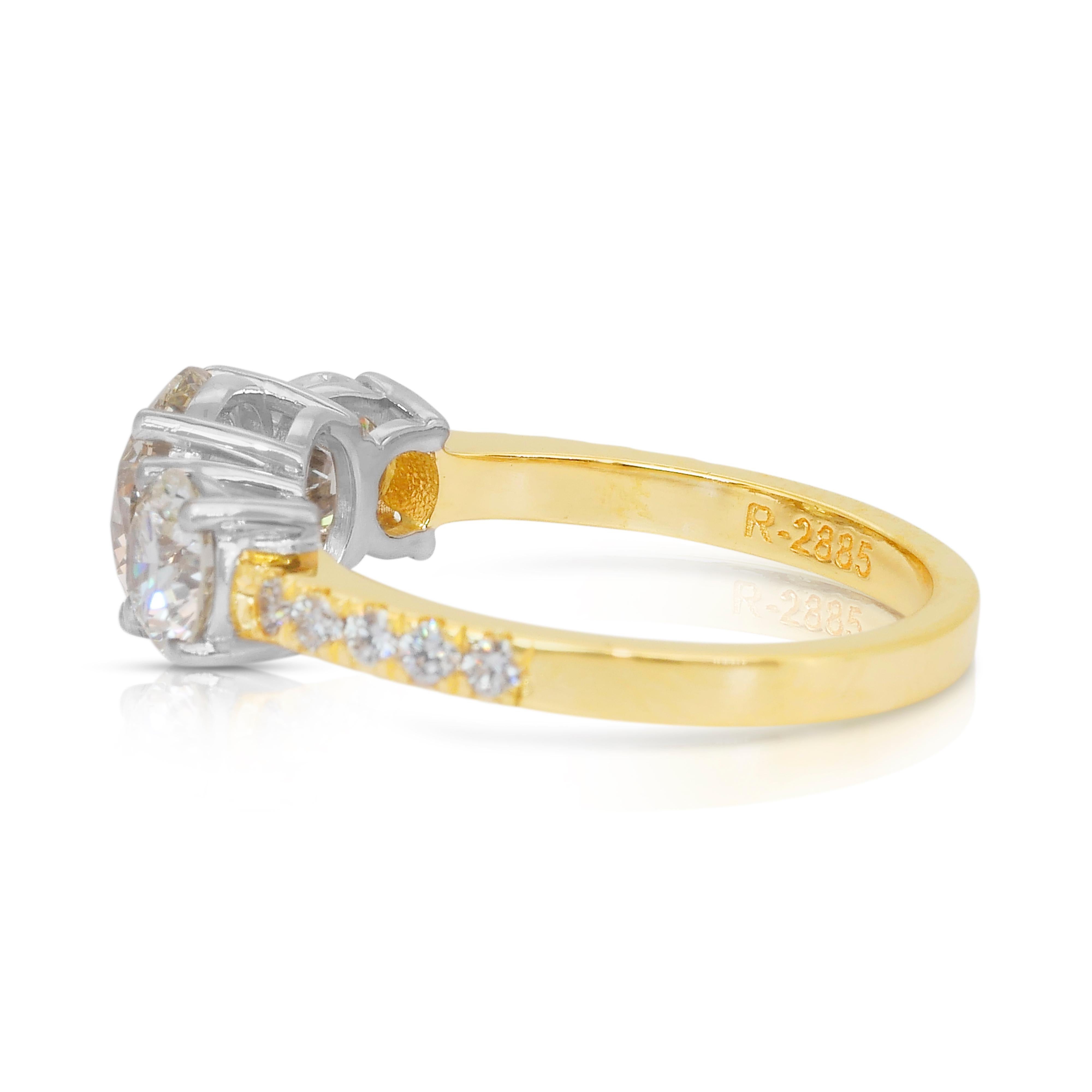 Bague sophistiquée à trois pierres en or jaune et blanc 18 carats et 2,77 carats de diamants en vente 1