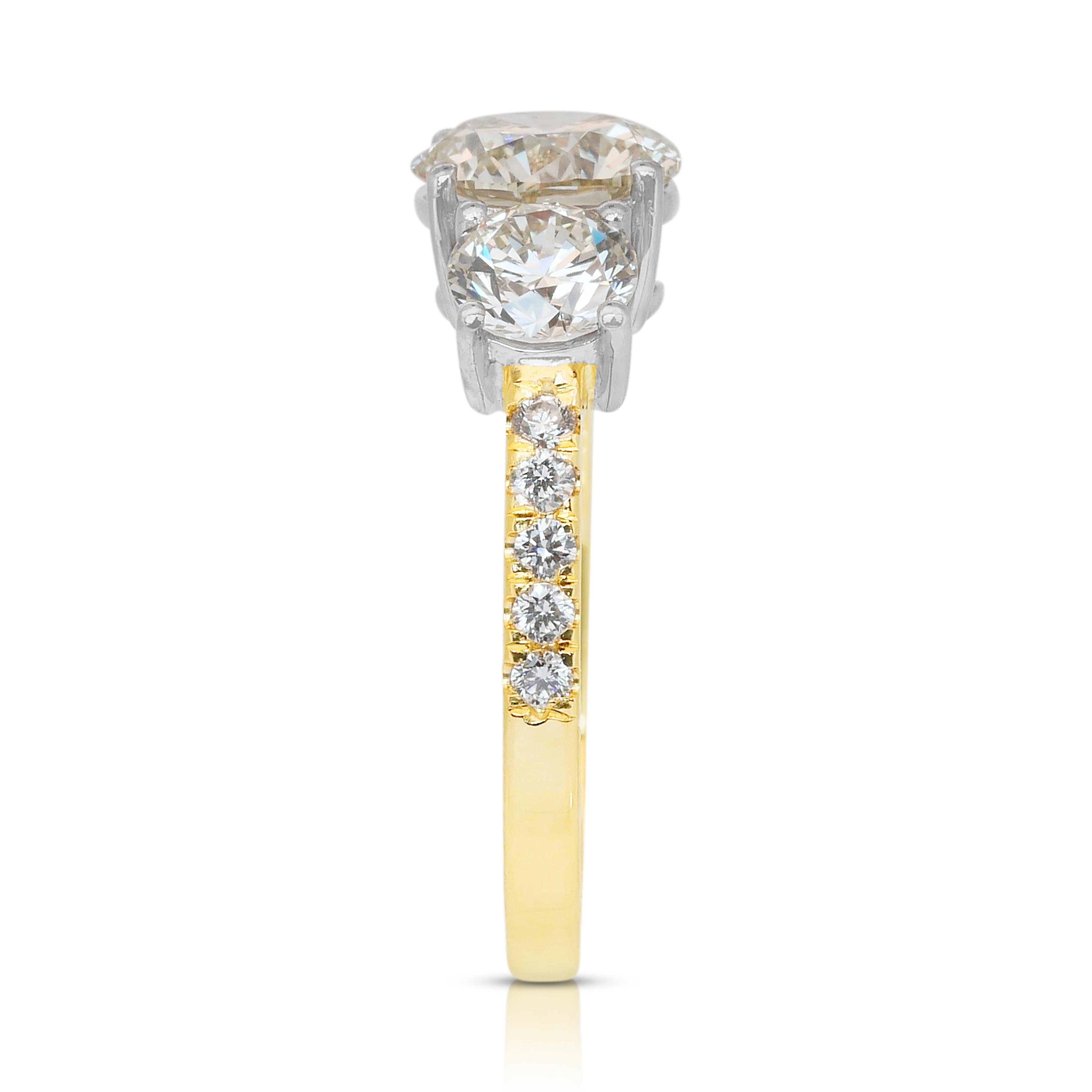Bague sophistiquée à trois pierres en or jaune et blanc 18 carats et 2,77 carats de diamants en vente 2