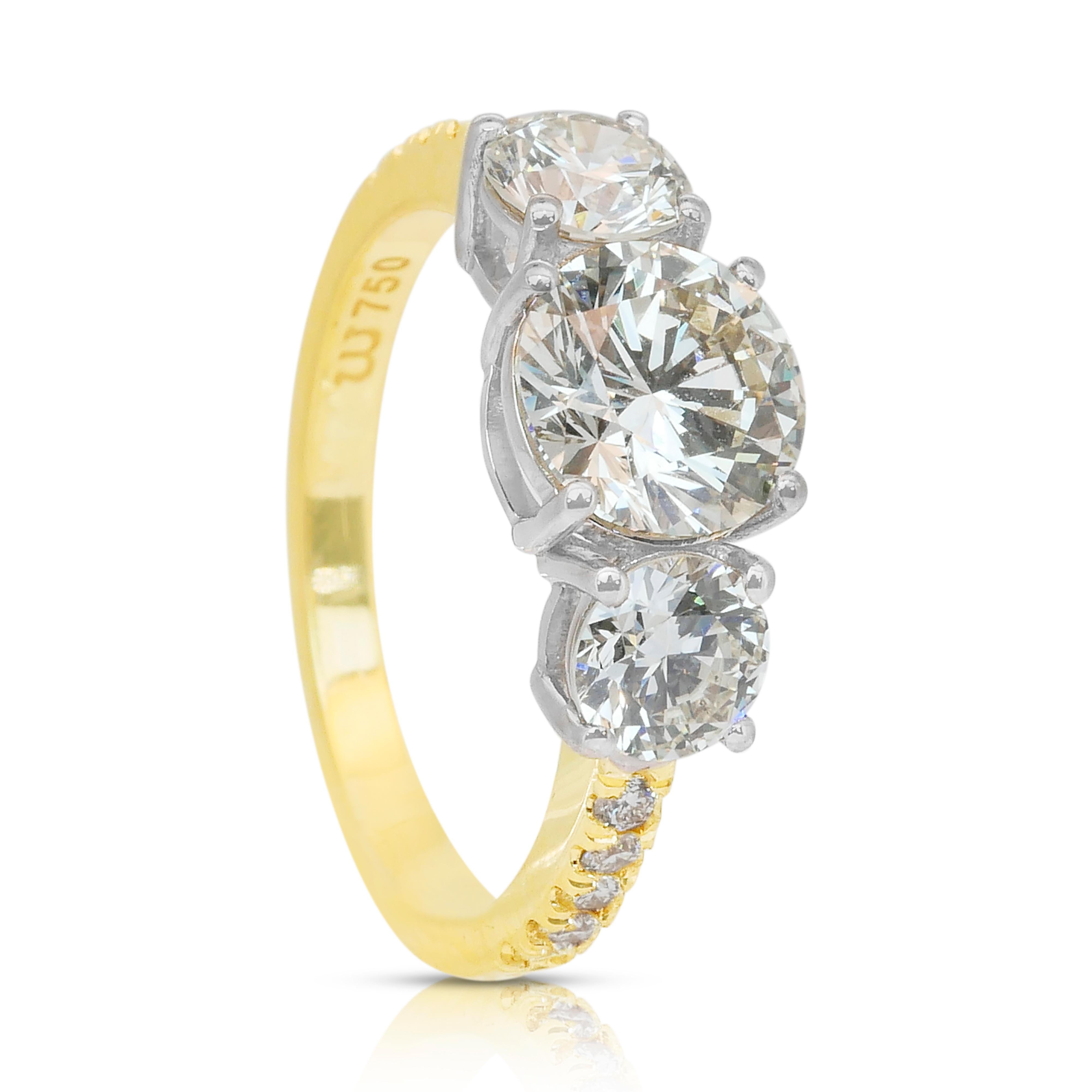 Bague sophistiquée à trois pierres en or jaune et blanc 18 carats et 2,77 carats de diamants en vente 3