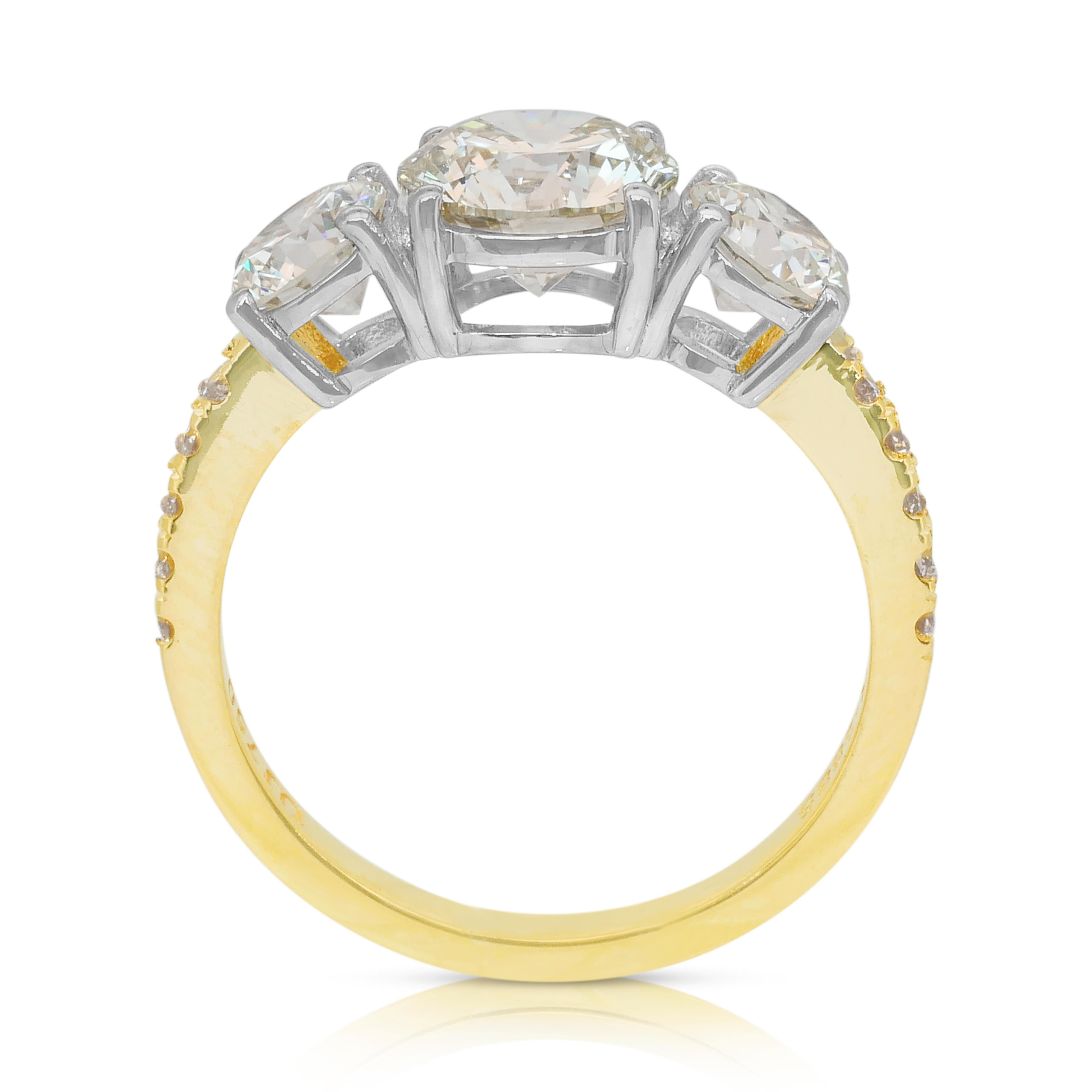 Bague sophistiquée à trois pierres en or jaune et blanc 18 carats et 2,77 carats de diamants en vente 4