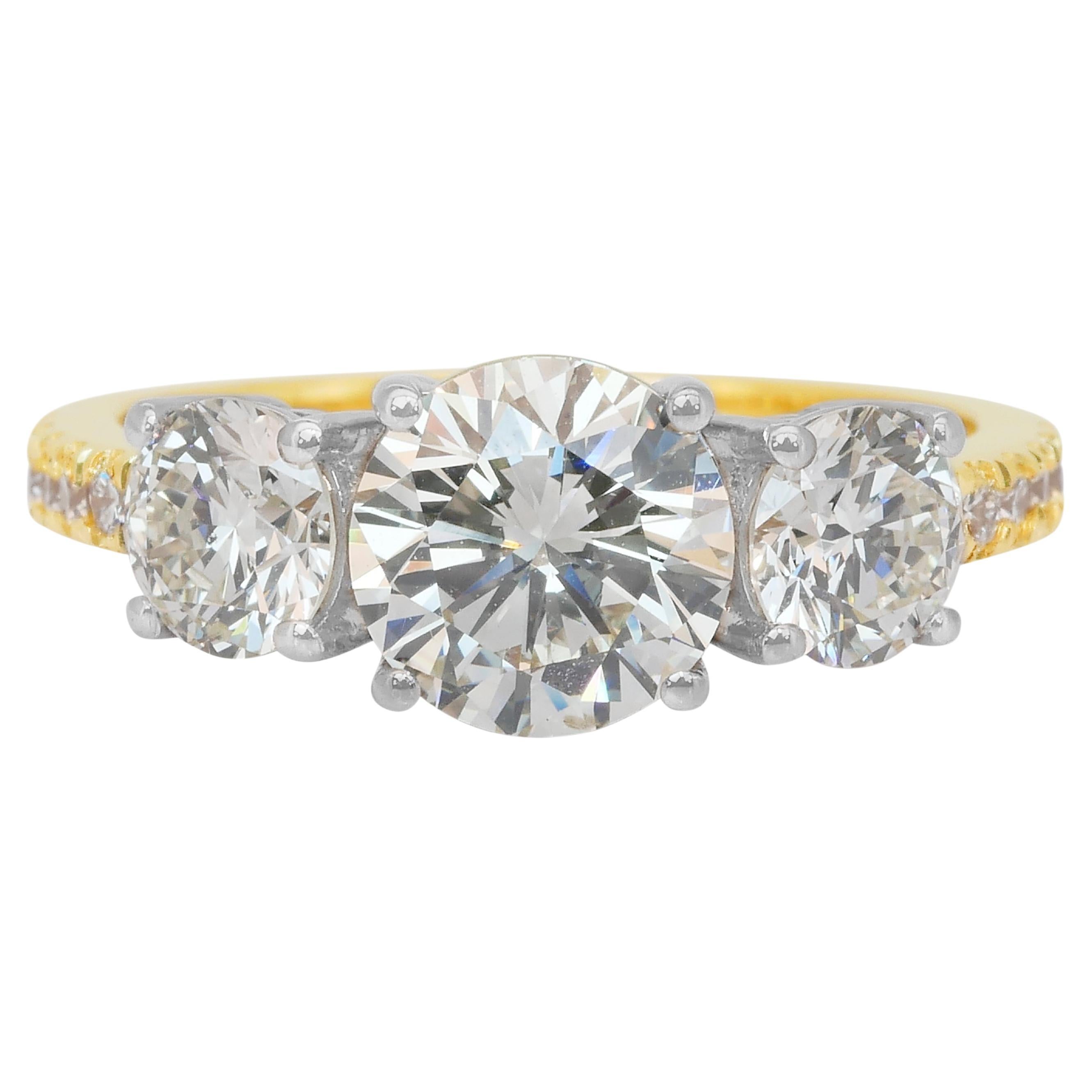 Sofisticado Anillo de 3 Piedras con Diamantes de 2,77 ct en Oro Amarillo y Blanco de 18k