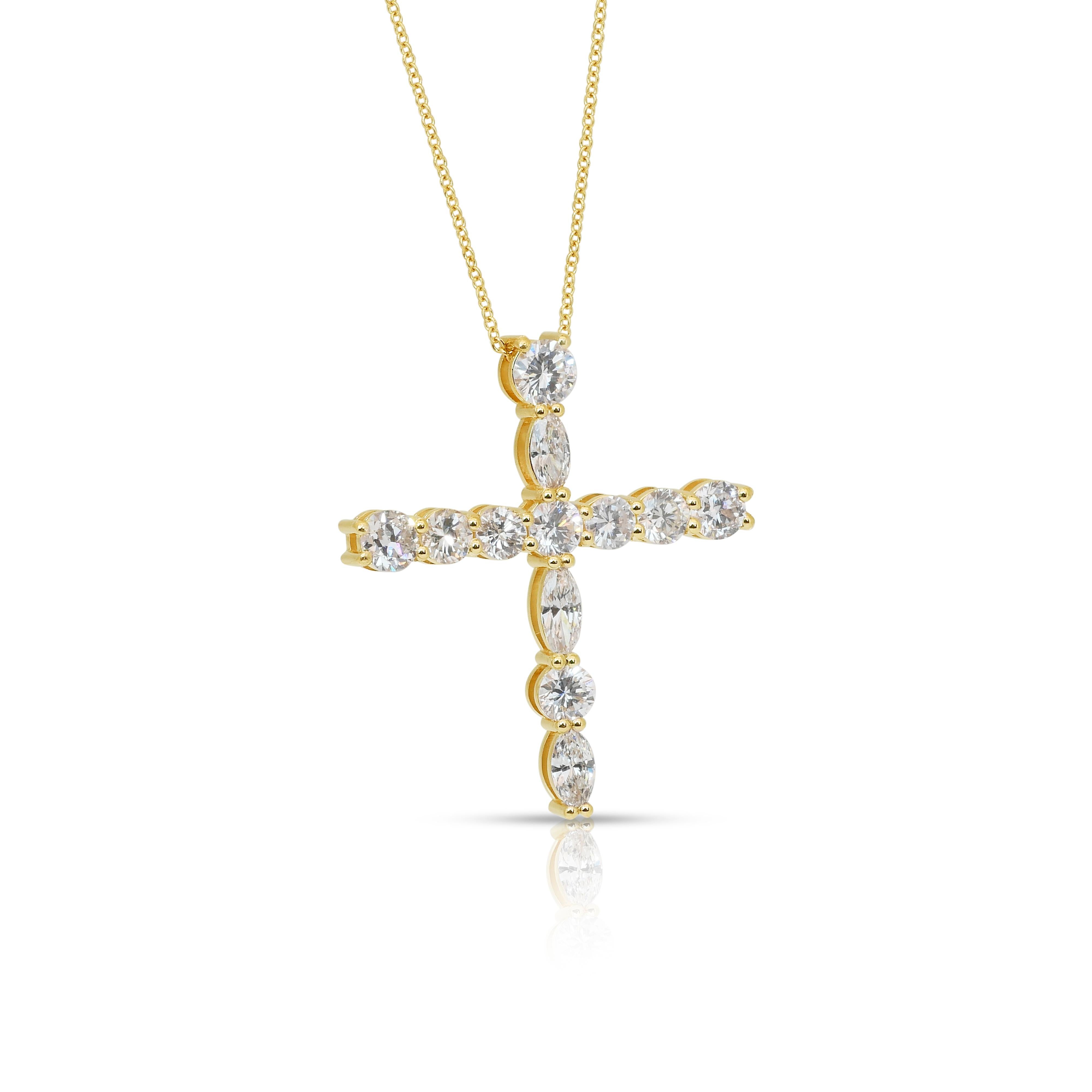 Sophisticated 2.92ct Diamonds Necklace with Cross Pendant in 18k Yellow Gold - IGI Certified

Make a radiant statement with this 18k yellow gold cross necklace, showcasing a striking blend of brilliance and design. Featuring 9 round brilliant-cut