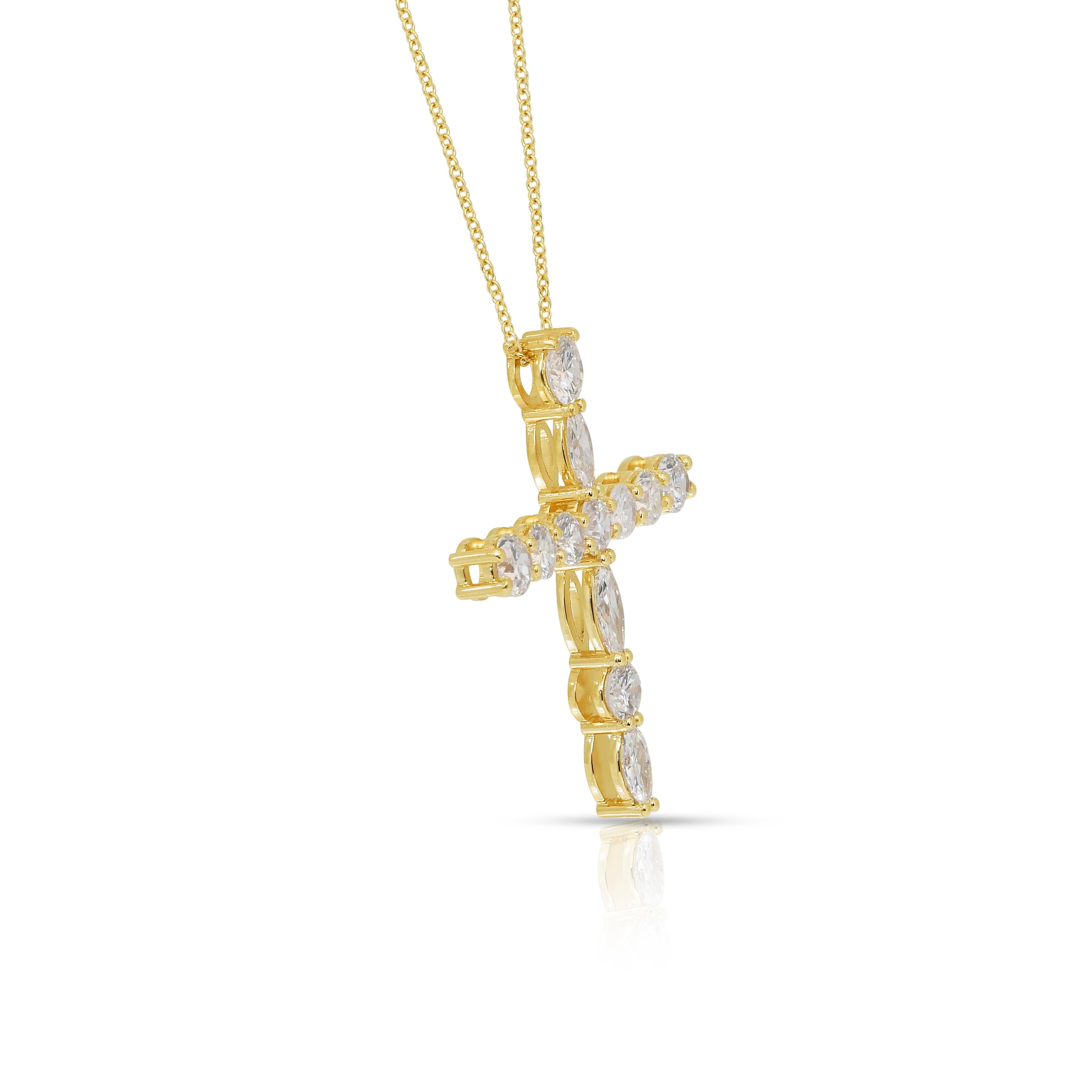 Sophisticated 2.92ct Diamonds Necklace with Cross Pendant in 18k Yellow Gold en Nuevo estado para la venta en רמת גן, IL