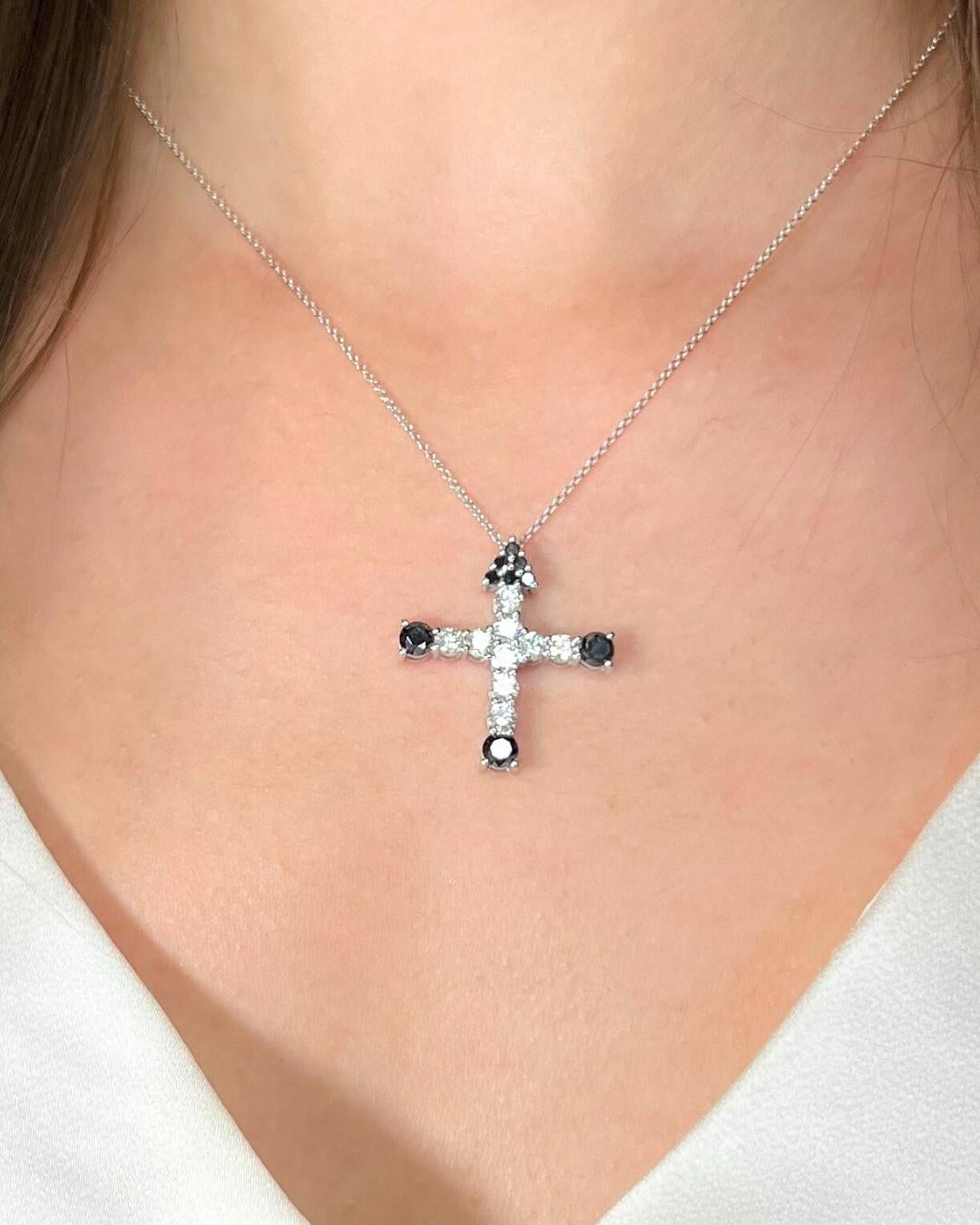 Sophisticated 3.54ct Diamonds Necklace with Cross Pendant in 18k White Gold - IGI Certified

Make a striking statement with this 18K white gold necklace featuring a dazzling contrast of brilliance and depth. Nine round white diamonds with 2.47ct