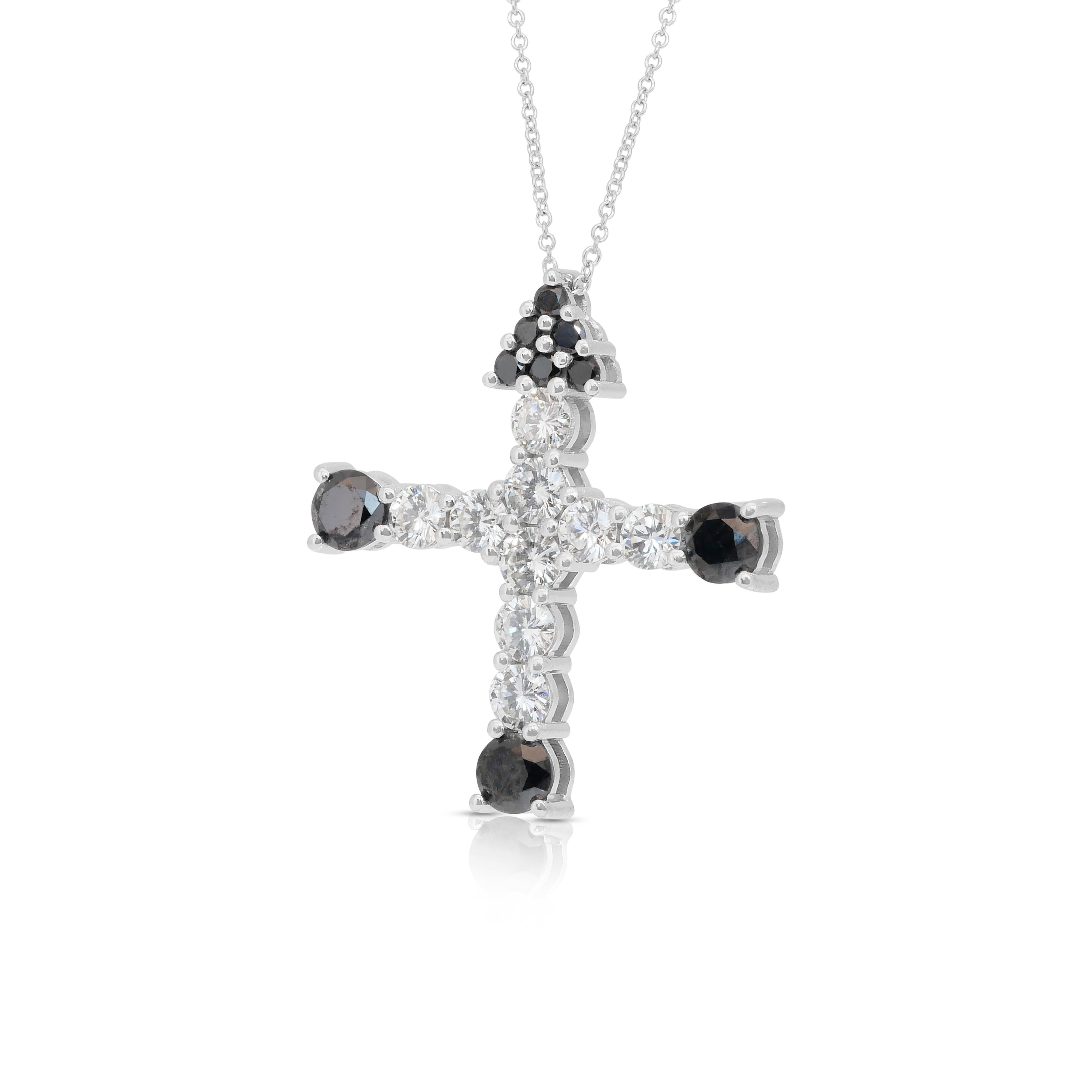 Sophisticated 3.54ct Diamonds Necklace with Cross Pendant in 18k White Gold In New Condition For Sale In רמת גן, IL