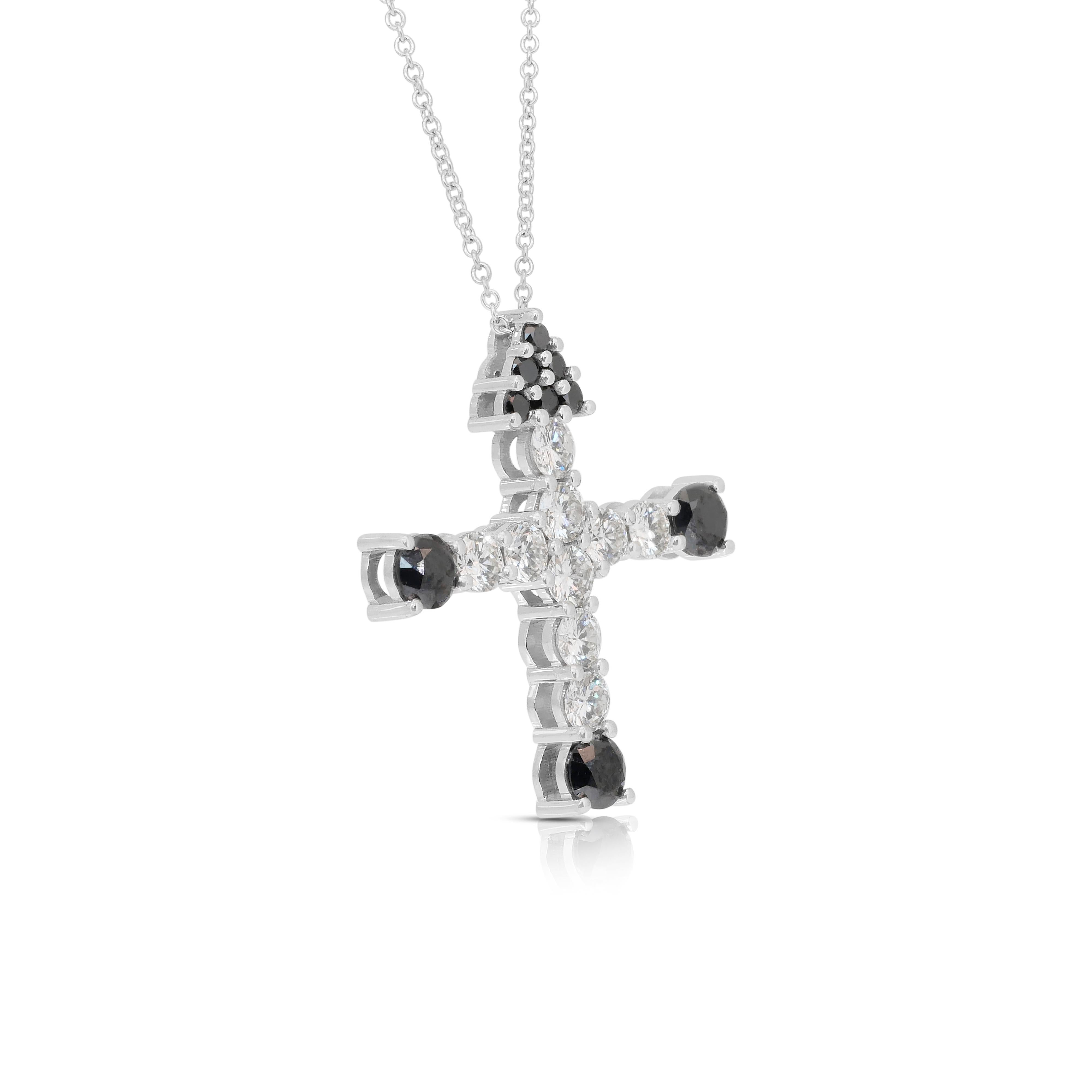 Sophisticated 3.54ct Diamonds Necklace with Cross Pendant in 18k White Gold For Sale 1