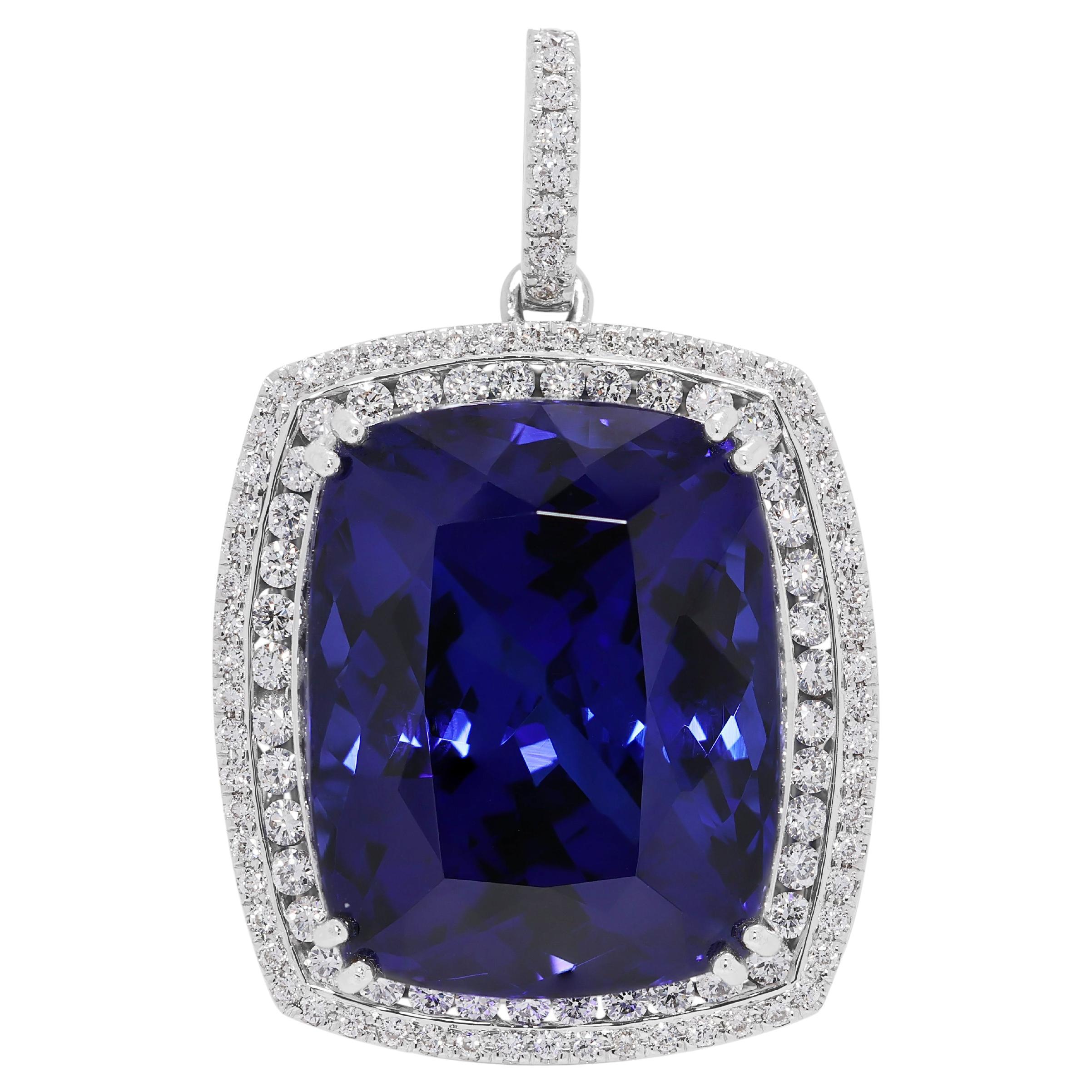 Sofisticato ciondolo di alta gioielleria con tanzanite naturale e diamanti da 49,06 ct.