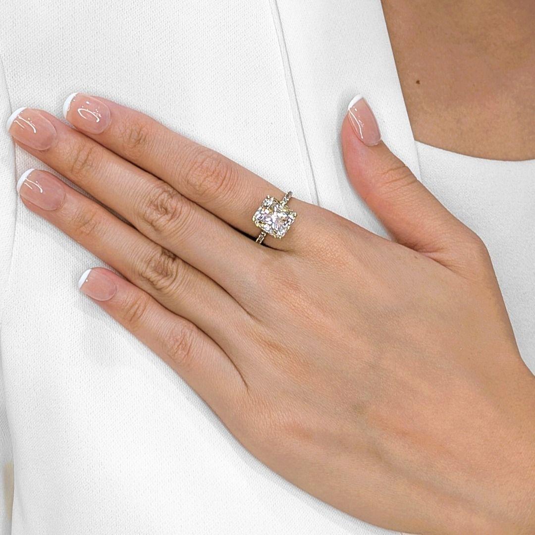 Questo anello certificato GIA è incentrato su un diamante naturale modificato quadrato da 5,93 carati, di colore N e purezza VVS2, che irradia un'audace brillantezza dalla sua montatura a quattro punte. Intorno al gambo ci sono 40 diamanti tondi
