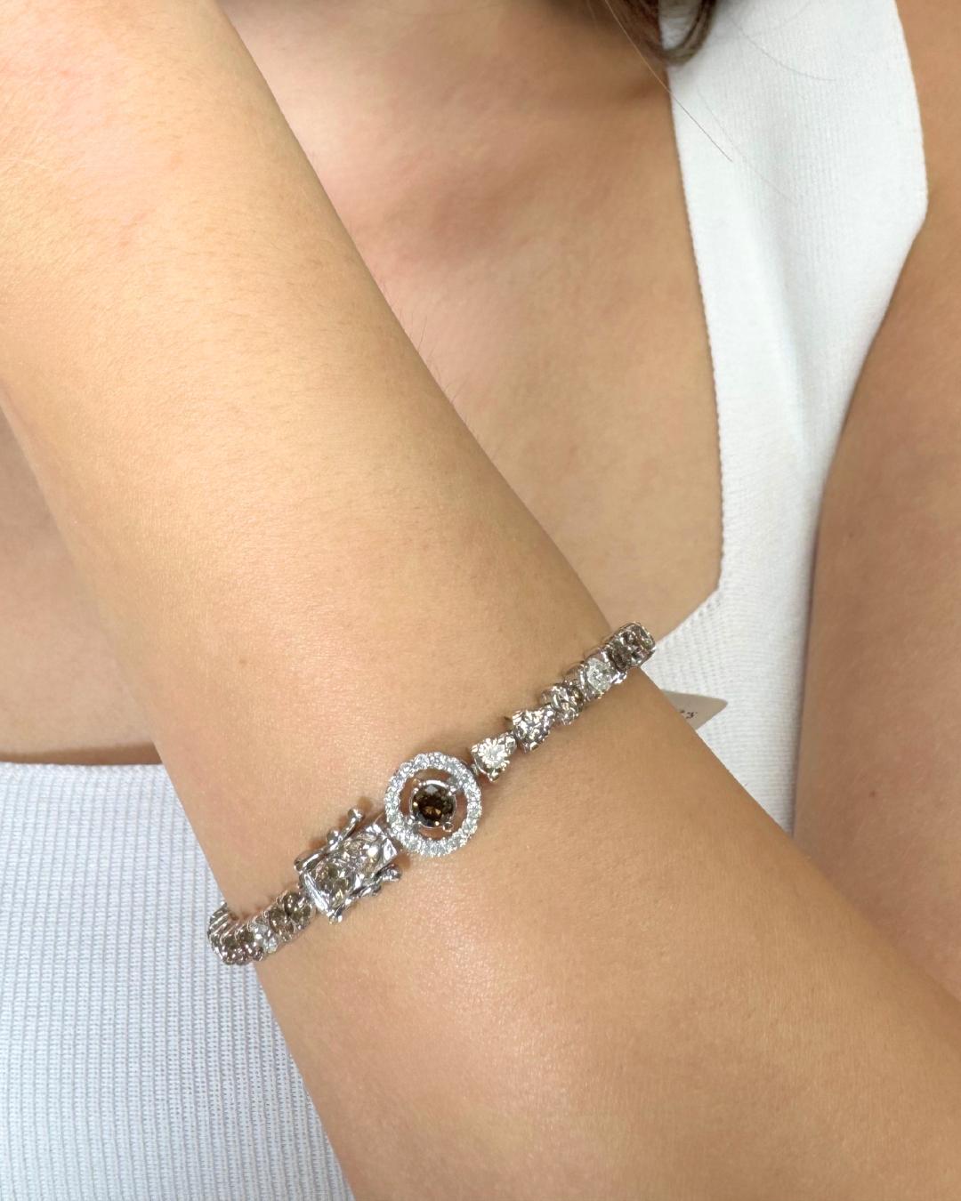 Bracciale sofisticato con 6,25 carati di diamanti in oro bianco 18 carati - Certificato IGI in vendita 5