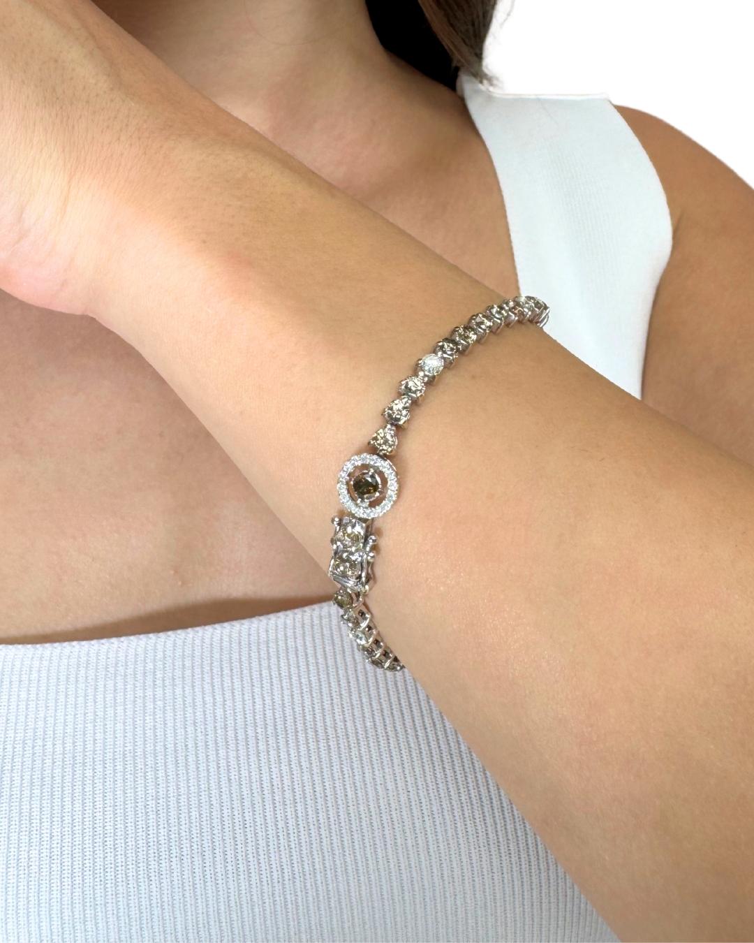 Bracciale sofisticato con 6,25 carati di diamanti in oro bianco 18 carati - Certificato IGI

Realizzato in luminoso oro bianco 18 carati, questo squisito bracciale di diamanti irradia un'eleganza senza tempo e una moderna raffinatezza. Con 55