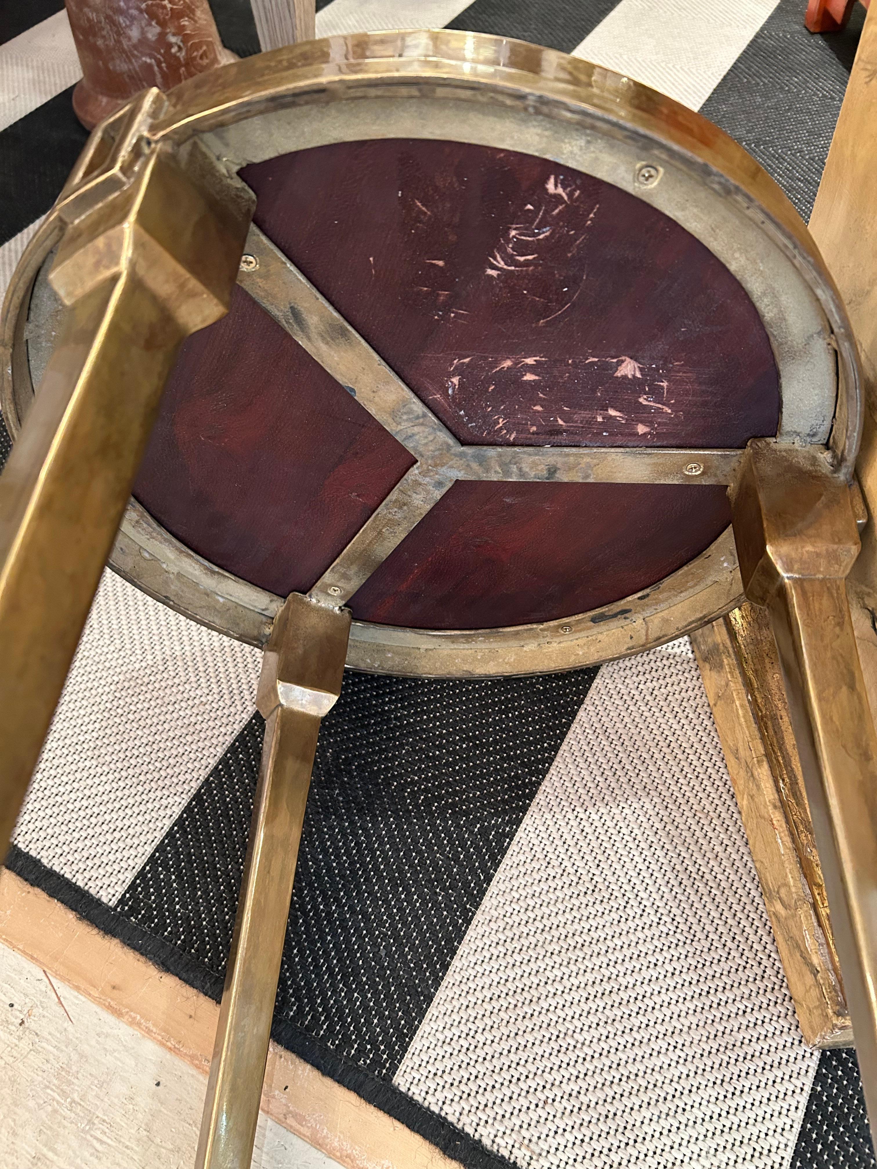 Table d'appoint ronde polyvalente avec base en laiton vieilli et plateau en placage de bois de rose.