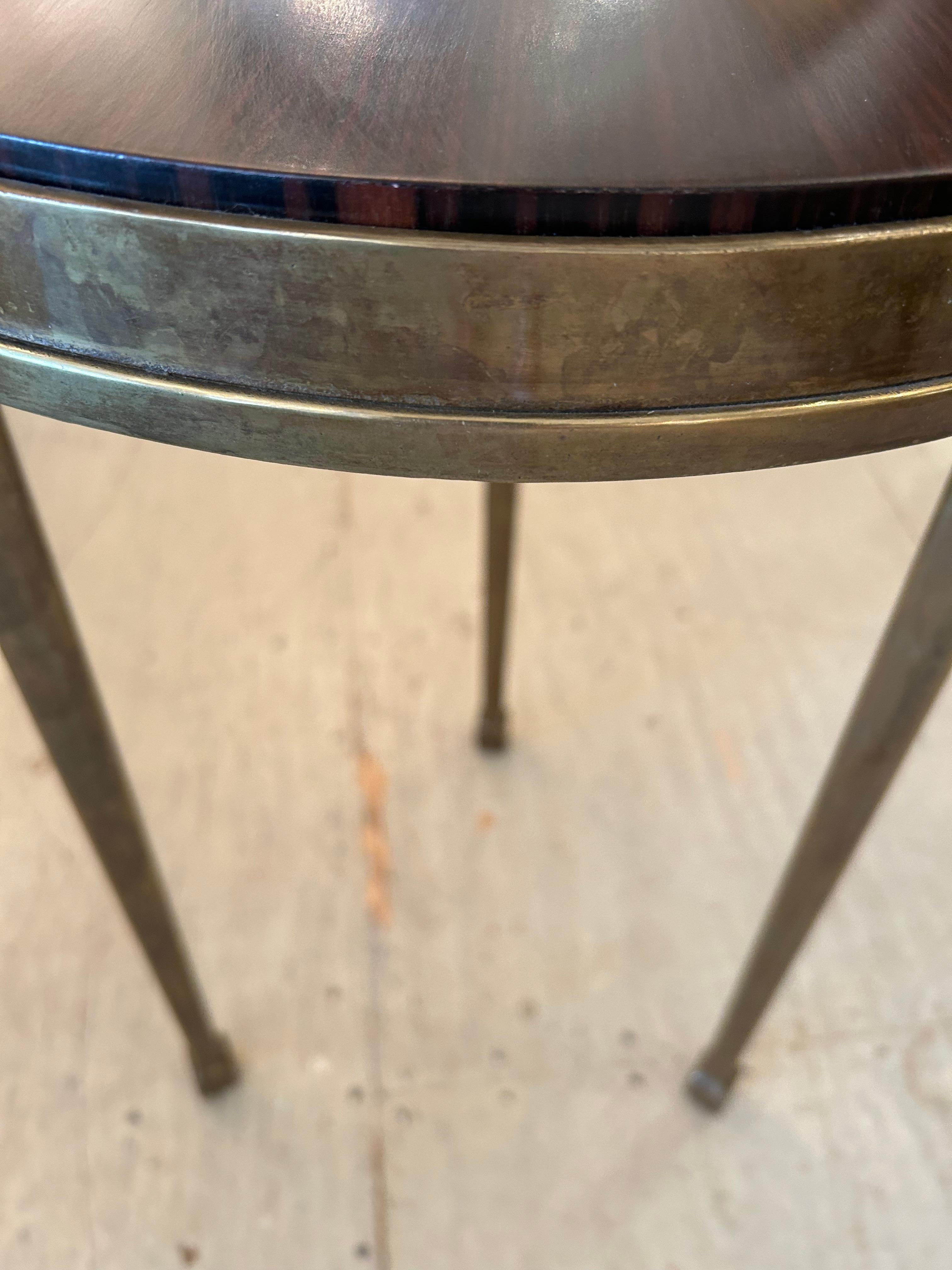 Moderne Table d'appoint ronde sophistiquée en laiton vieilli et placage de bois de rose en vente