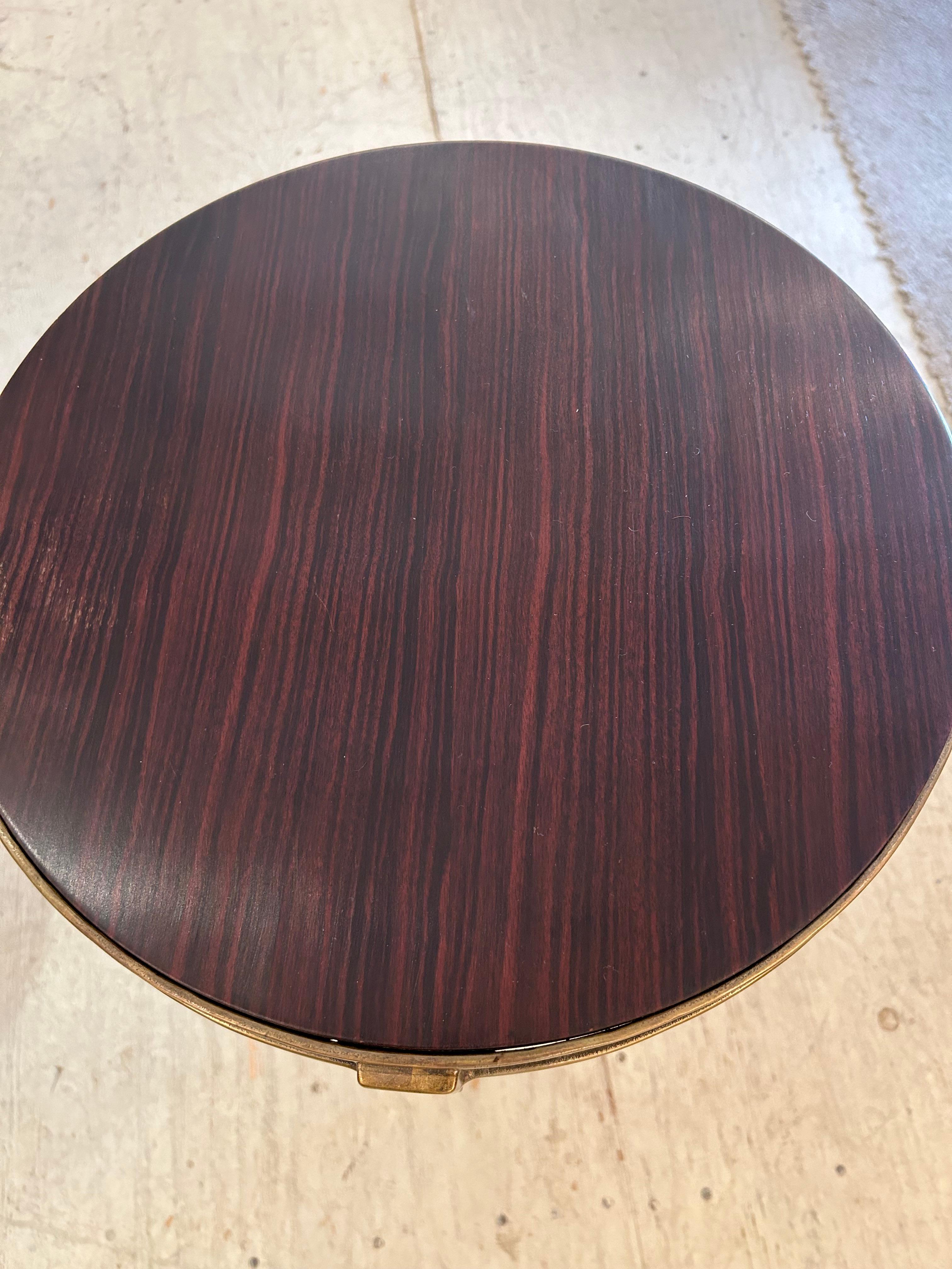 Américain Table d'appoint ronde sophistiquée en laiton vieilli et placage de bois de rose en vente