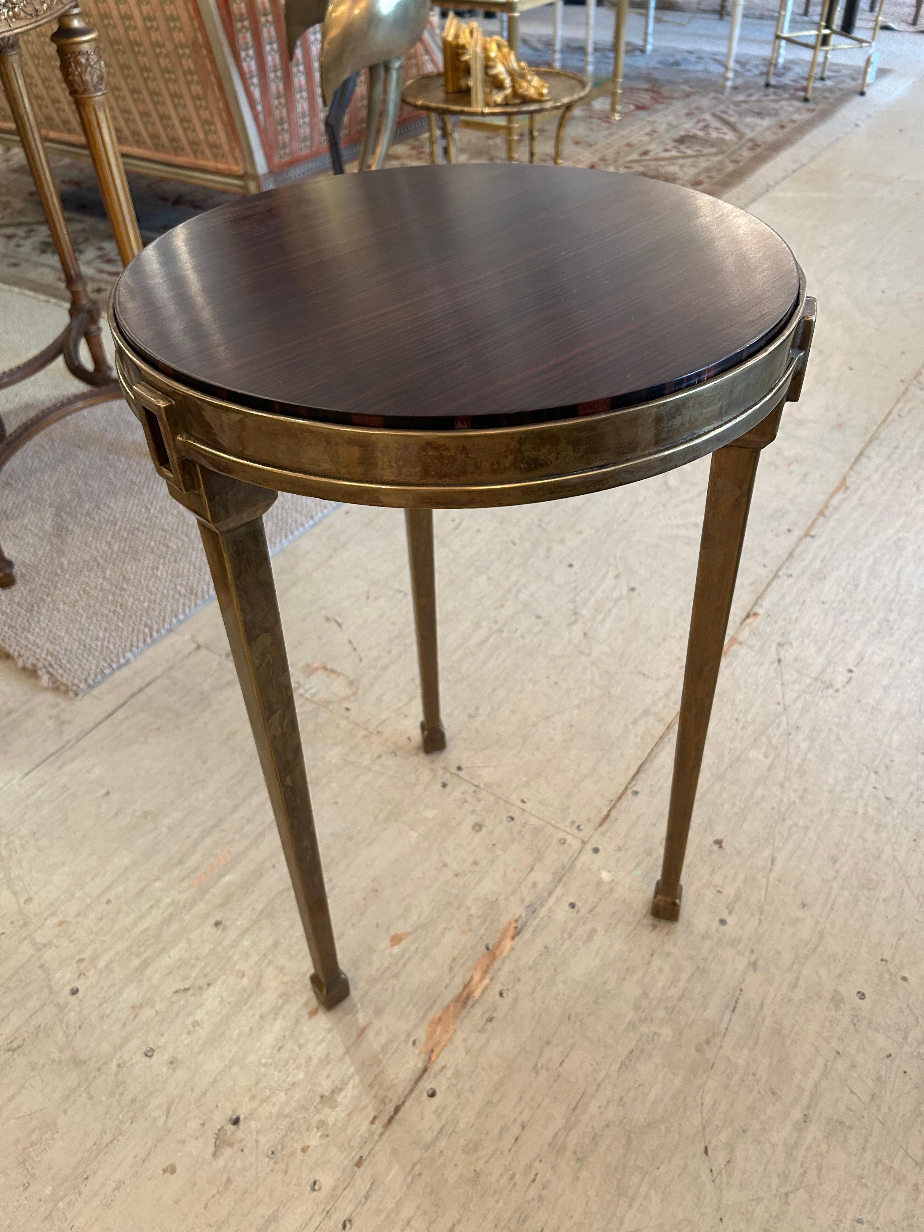 Placage Table d'appoint ronde sophistiquée en laiton vieilli et placage de bois de rose en vente