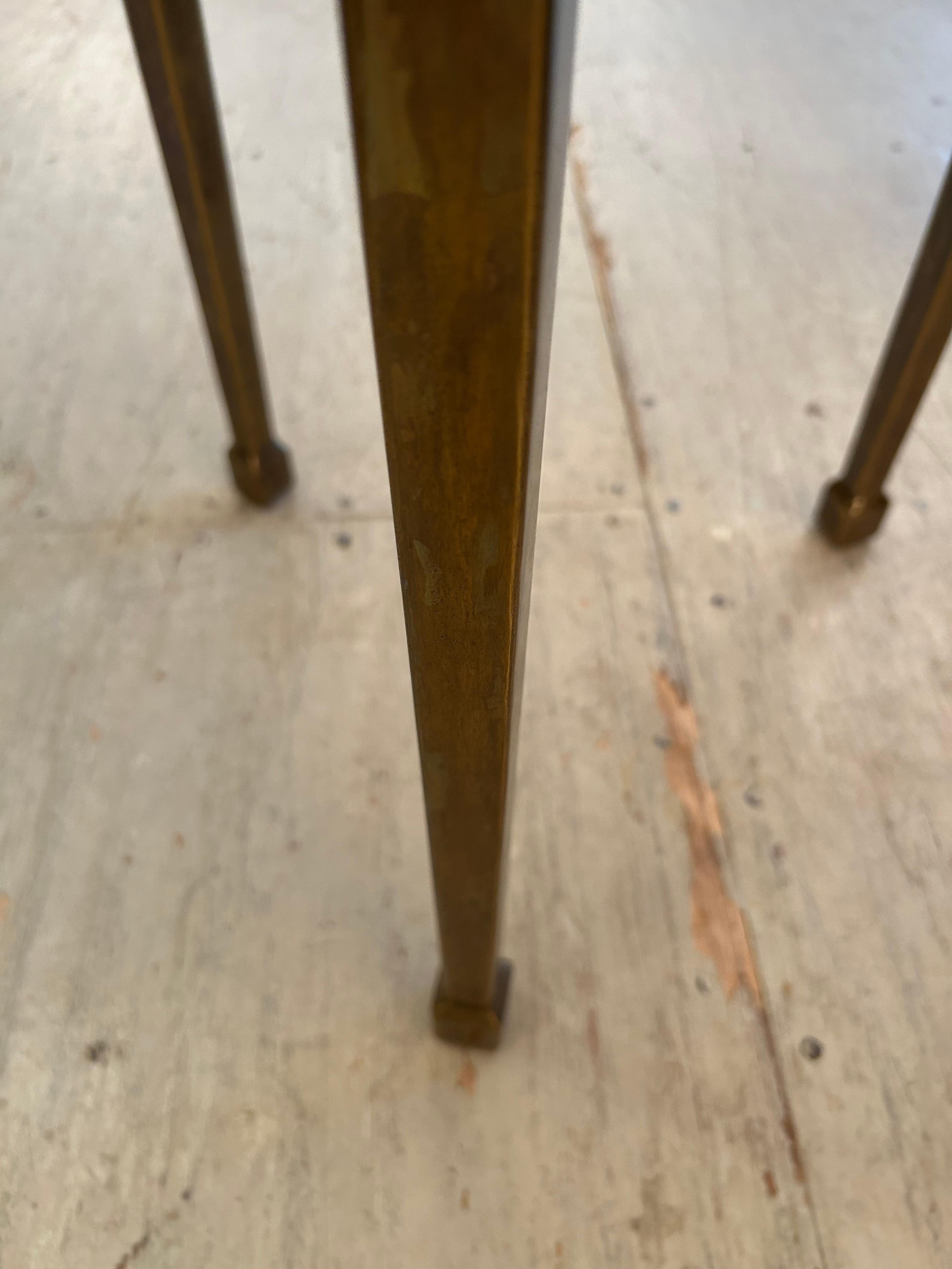 Table d'appoint ronde sophistiquée en laiton vieilli et placage de bois de rose Bon état - En vente à Hopewell, NJ