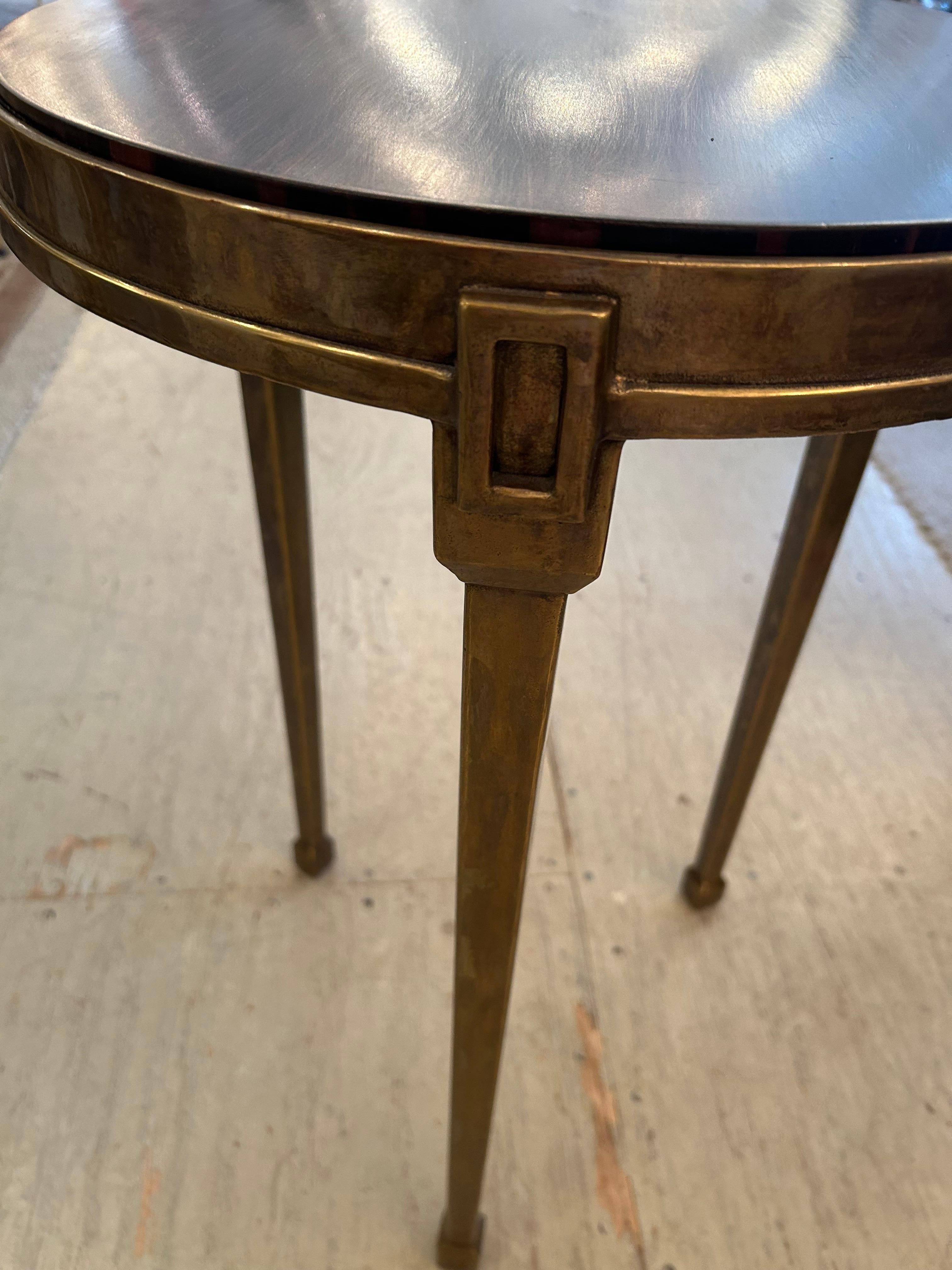 Fin du 20e siècle Table d'appoint ronde sophistiquée en laiton vieilli et placage de bois de rose en vente